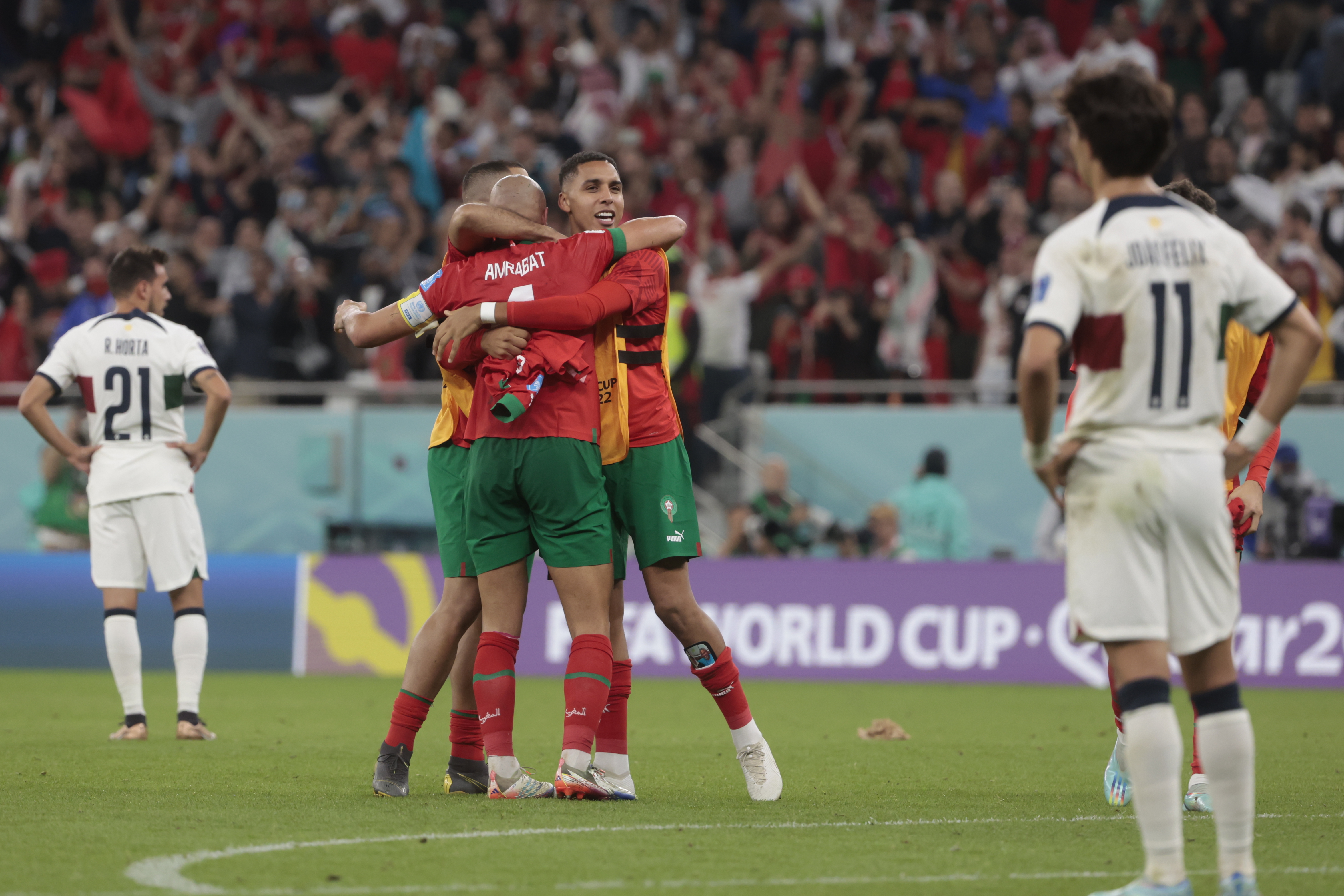 GR6081. DOHA (CATAR), 10/12/2022.- Jugadores de Marruecos celebran al final hoy, en un partido de los cuartos de final del Mundial de Fútbol Qatar 2022 entre Marruecos y Portugal en el estadio Al Zumama en Doha (Catar). EFE/ Juan Ignacio Roncoroni