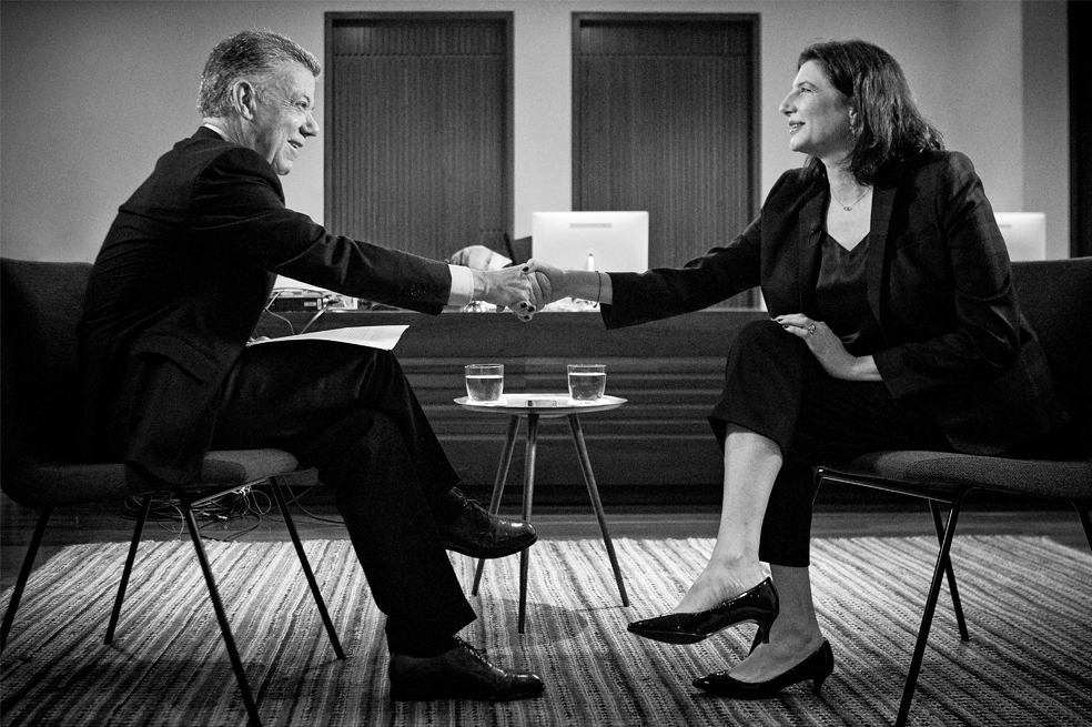 Juan Manuel Santos y Ana María Ibáñez se saludan.