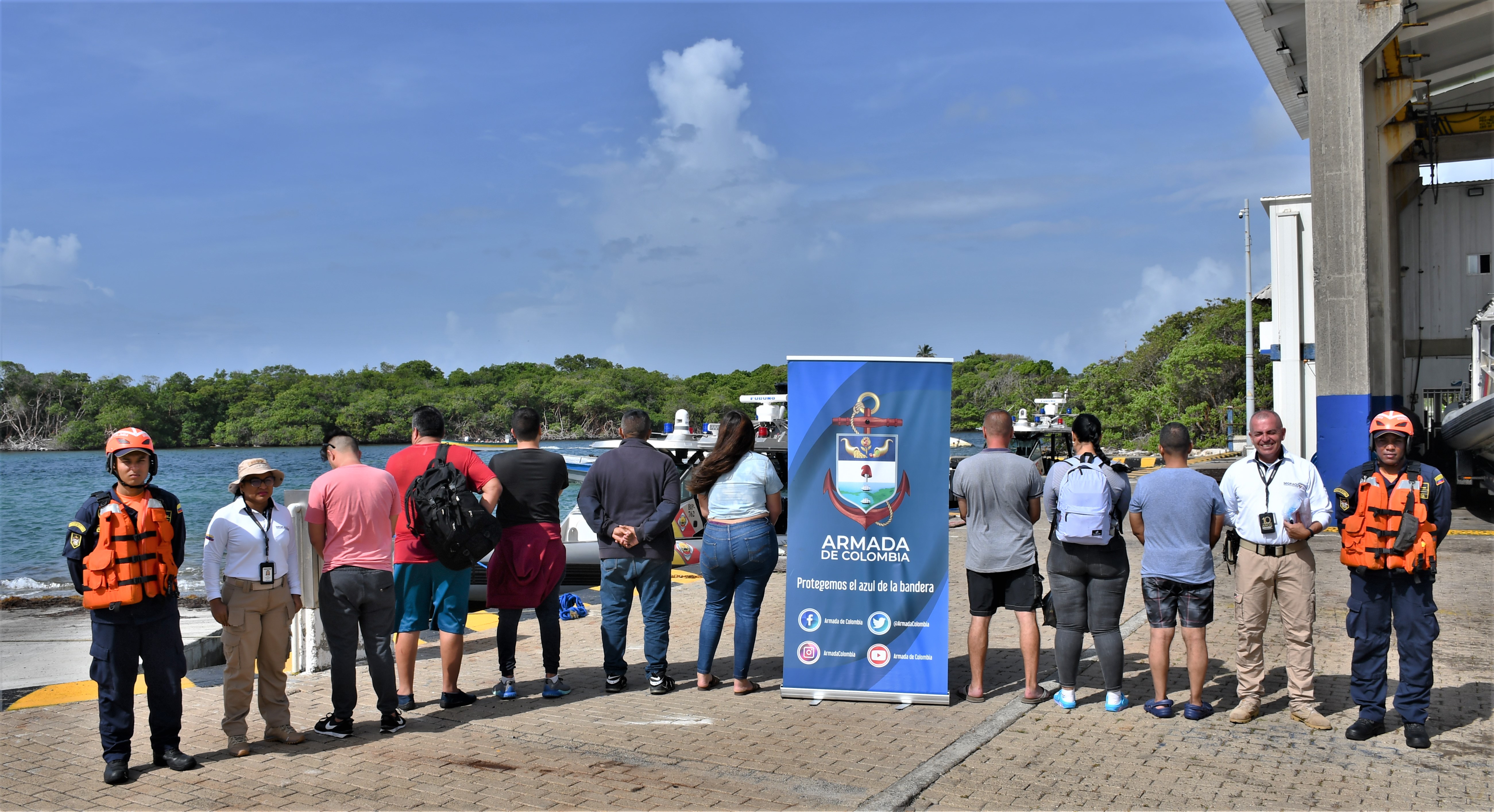 Migrantes rescatados por la Armada Nacional.
