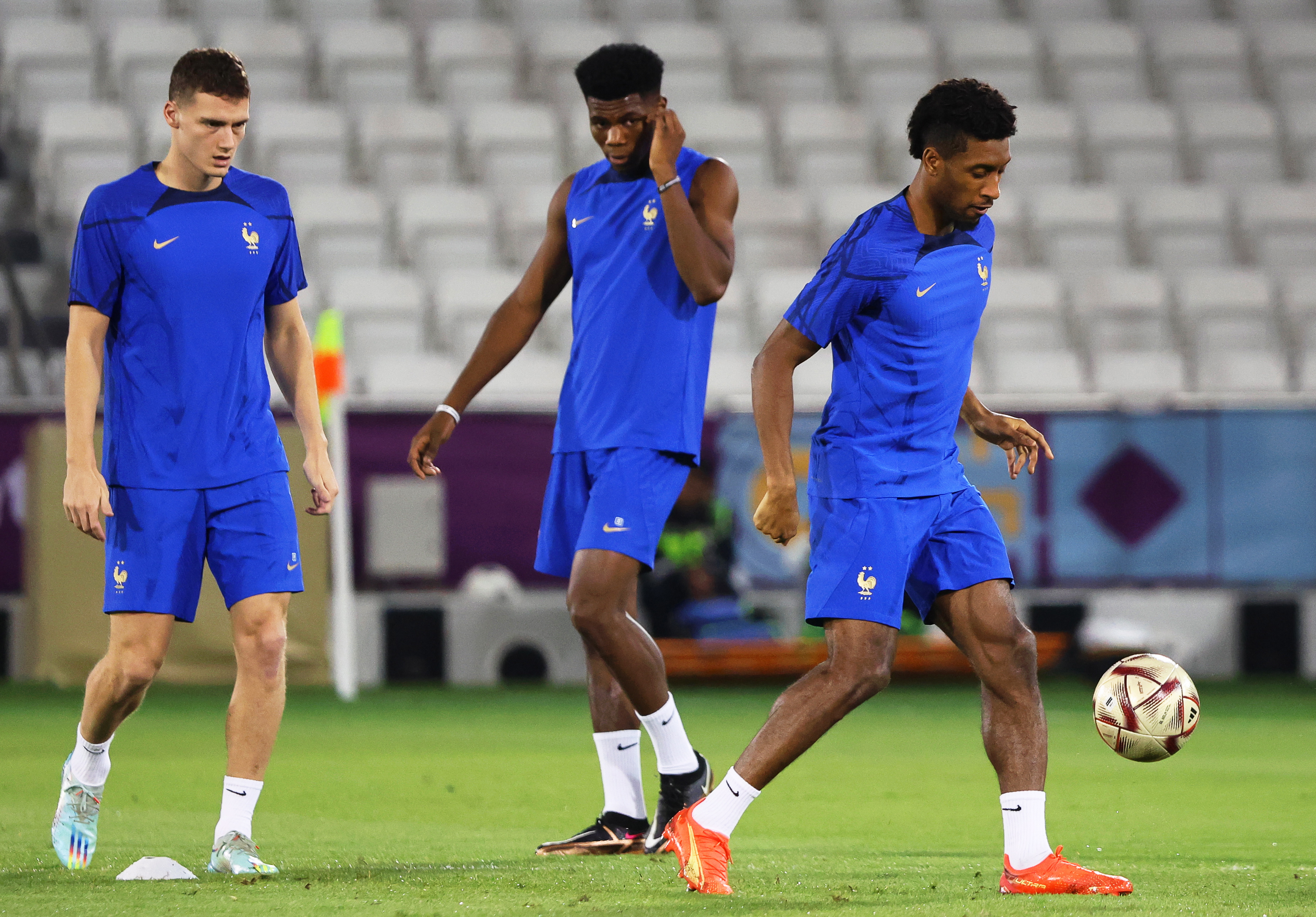 Doha (Qatar), 13/12/2022.- France's Kingsley Coman (R) and teammates attend their training session in Doha, Qatar, 13 December 2022. France will face Morocco in their FIFA World Cup 2022 semi final soccer match on 14 December 2022. (Mundial de Fútbol, Francia, Marruecos, Catar) EFE/EPA/MARTIN DIVISEK