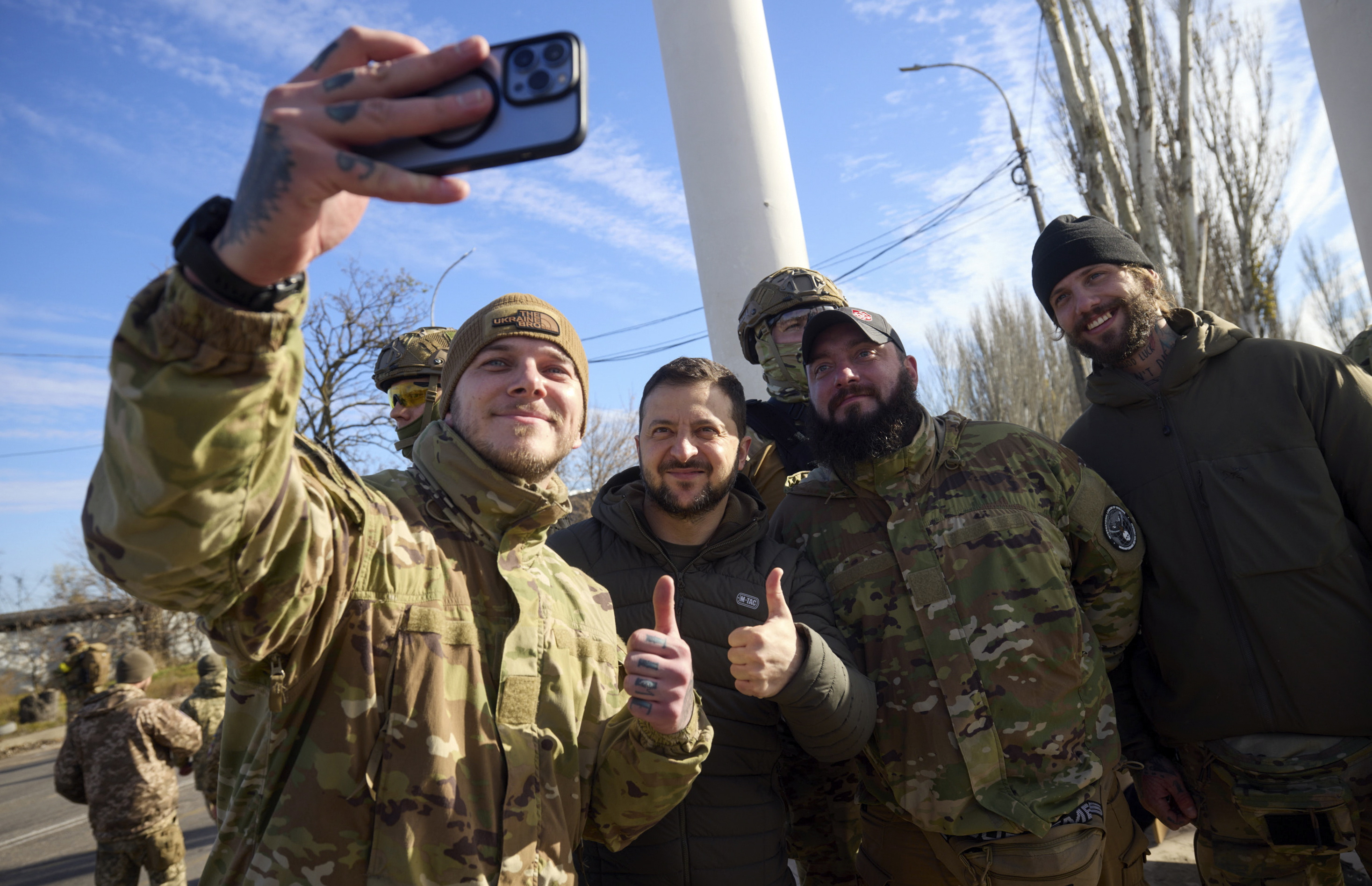 Kherson (Ukraine), 14/11/2022.- A handout photo made available by the Ukrainian presidential press service shows Ukrainian President Volodymyr Zelensky (C) posing for a selfie with servicemen as he visits the recaptured city of Kherson, Ukraine, 14 November 2022. Ukrainian troops entered Kherson on 11 November after Russian troops had withdrawn from the city. Kherson was captured in the early stage of the conflict, shortly after Russian troops had entered Ukraine in February 2022. (Rusia, Ucrania) EFE/EPA/UKRAINE PRESIDENTIAL PRESS SERVICE HANDOUT HANDOUT HANDOUT EDITORIAL USE ONLY/NO SALES