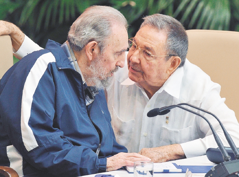 Documentos de la CIA revelan dos planes para asesinar a Fidel y Raúl Castro