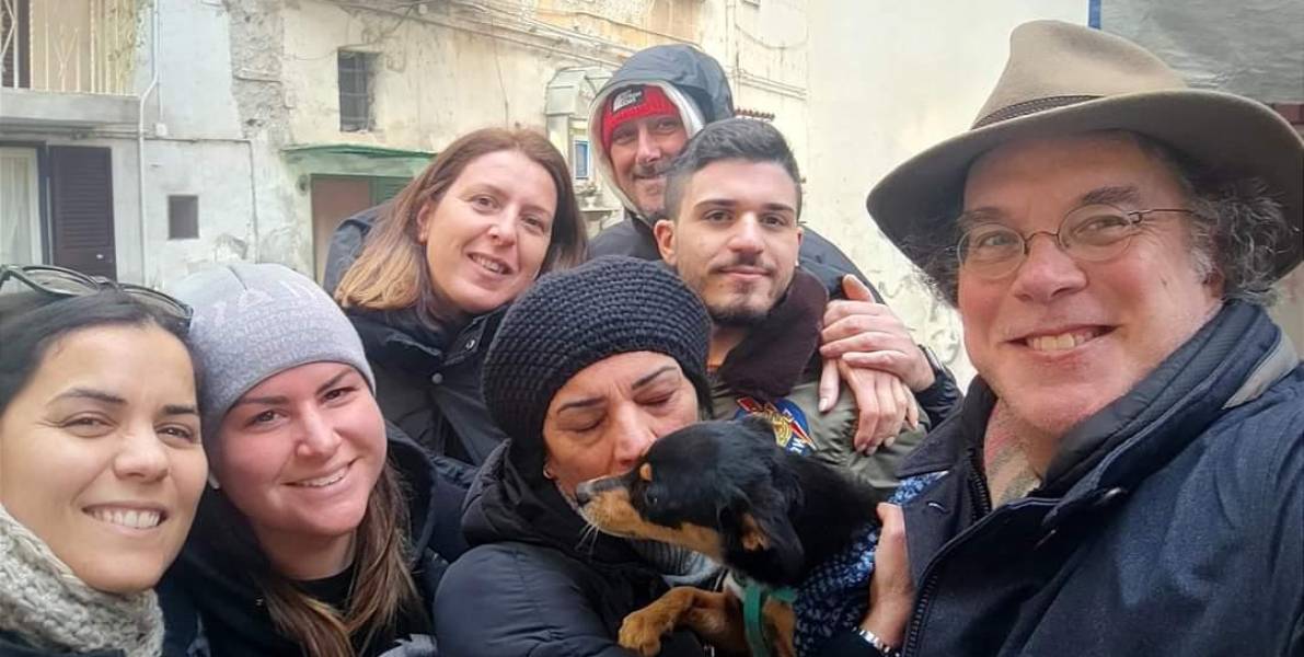 En Italia, 200 personas se unieron para rescatar a un perro abandonado