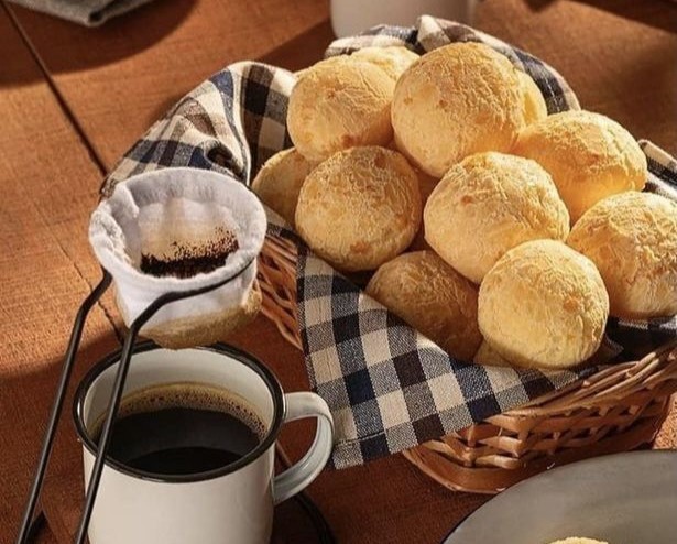 Su textura suave y sabor ligeramente salado, combinado con el aroma inconfundible del queso fresco, hacen del Pan de Bono una experiencia gastronómica inolvidable