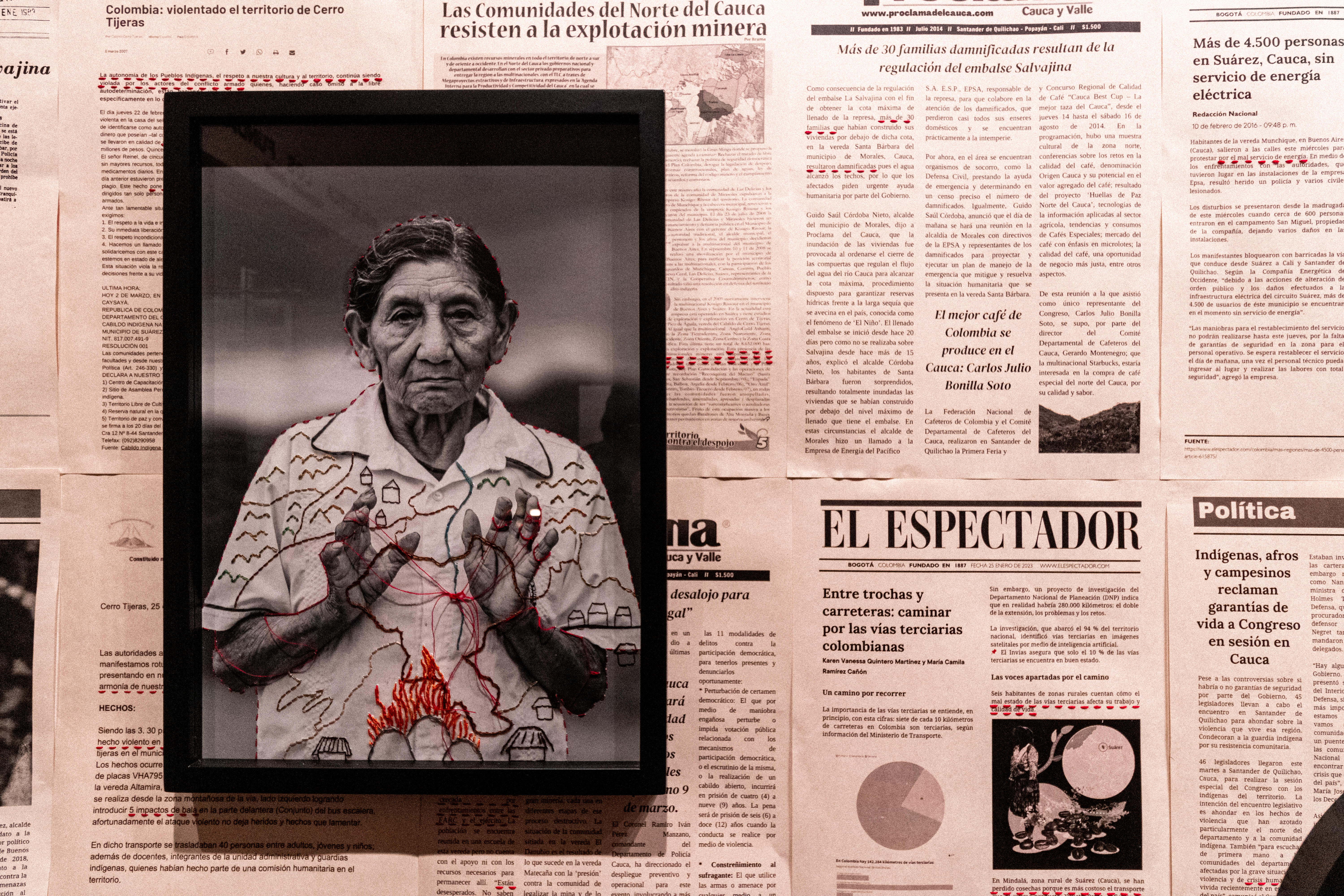 Exposición con periódicos y fotografías intervenidas en la versión número 12 del Festival Gabo.