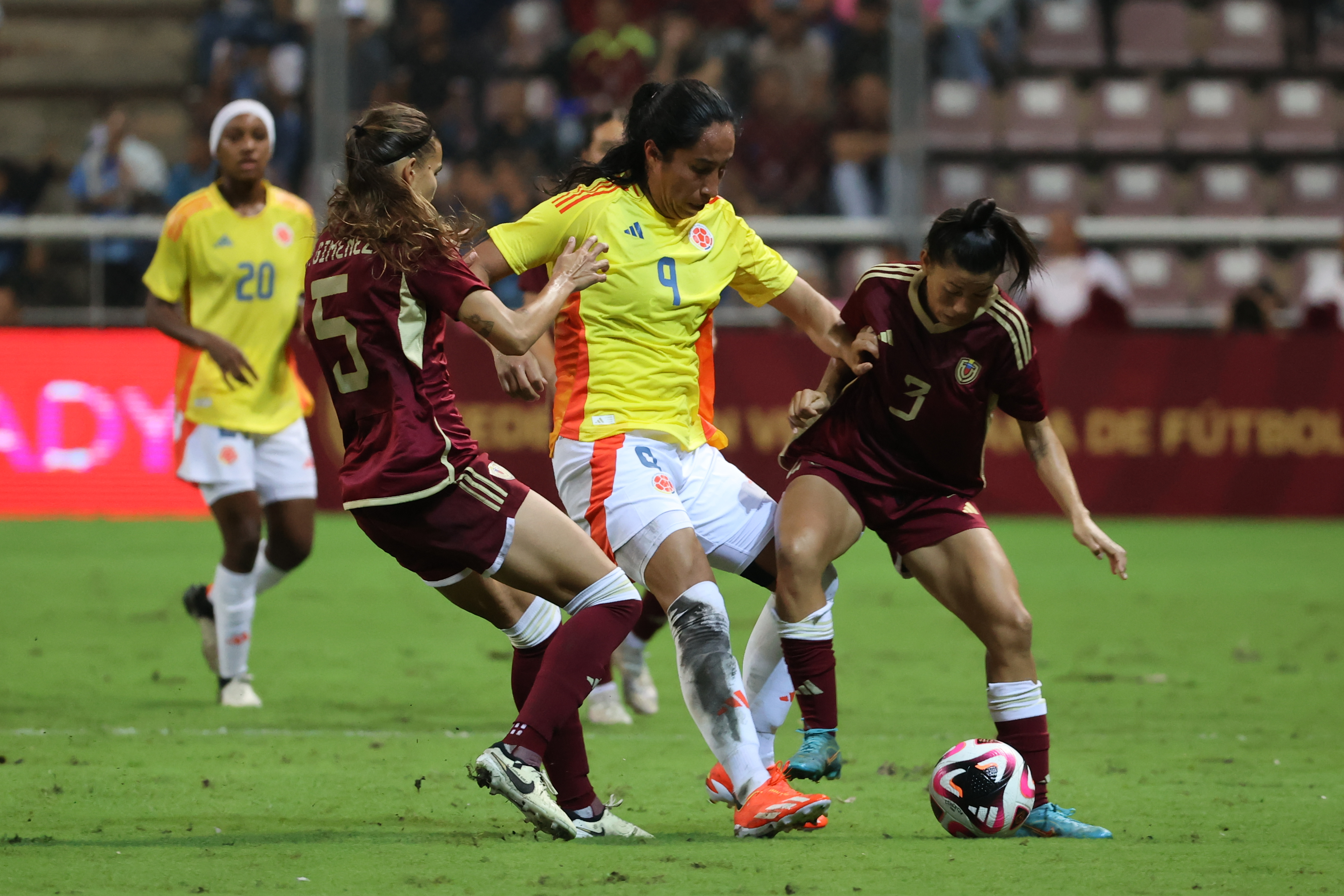 AMDEP2951. BARQUISIMETO (VENEZUELA), 30/05/2024.- Yenifer Gimenez (i) y Nairelis Gutiérrez (c) de Venezuela disputa el balón con Mayra Ramírez de Colombia este jueves, en un partido amistoso internacional entre las selecciones femeninas de Venezuela y Colombia, en el estadio Metropolitano de Lara en Barquisimeto (Venezuela). EFE/ Miguel Gutiérrez
