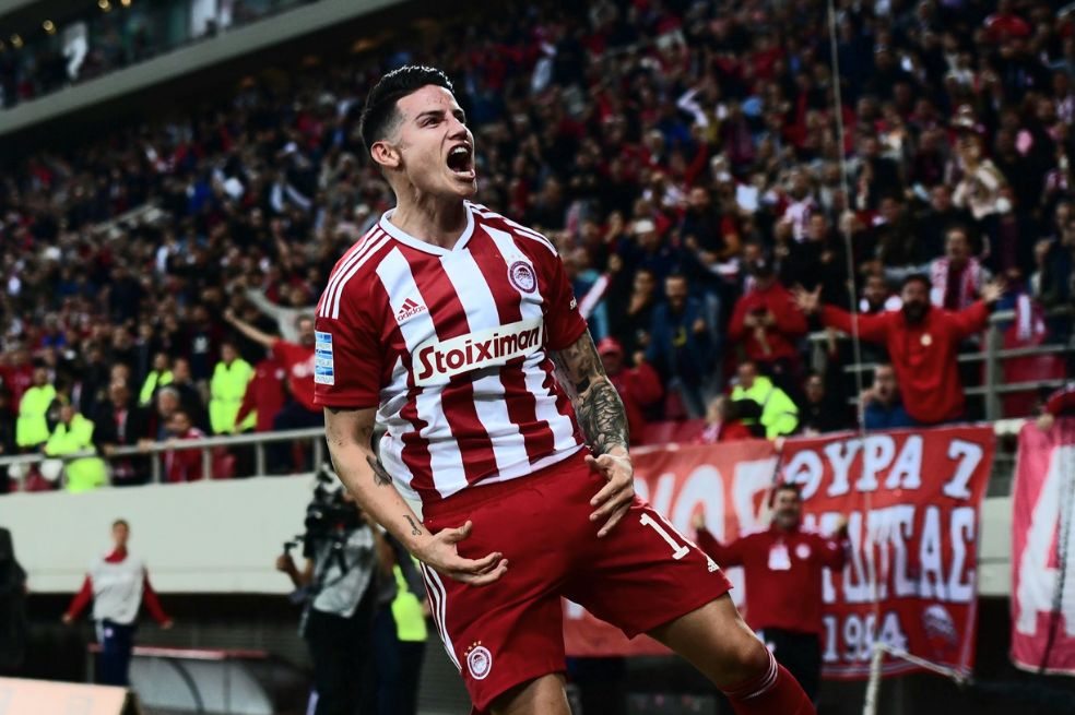 Video: James Rodríguez, de cabeza, metió su primer gol con Olympiacos