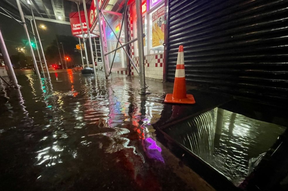 La gobernadora de Nueva York, Kathy Hochul, declaró el "estado de emergencia" por las inundaciones en todos los condados limítrofes con la ciudad de Nueva York.