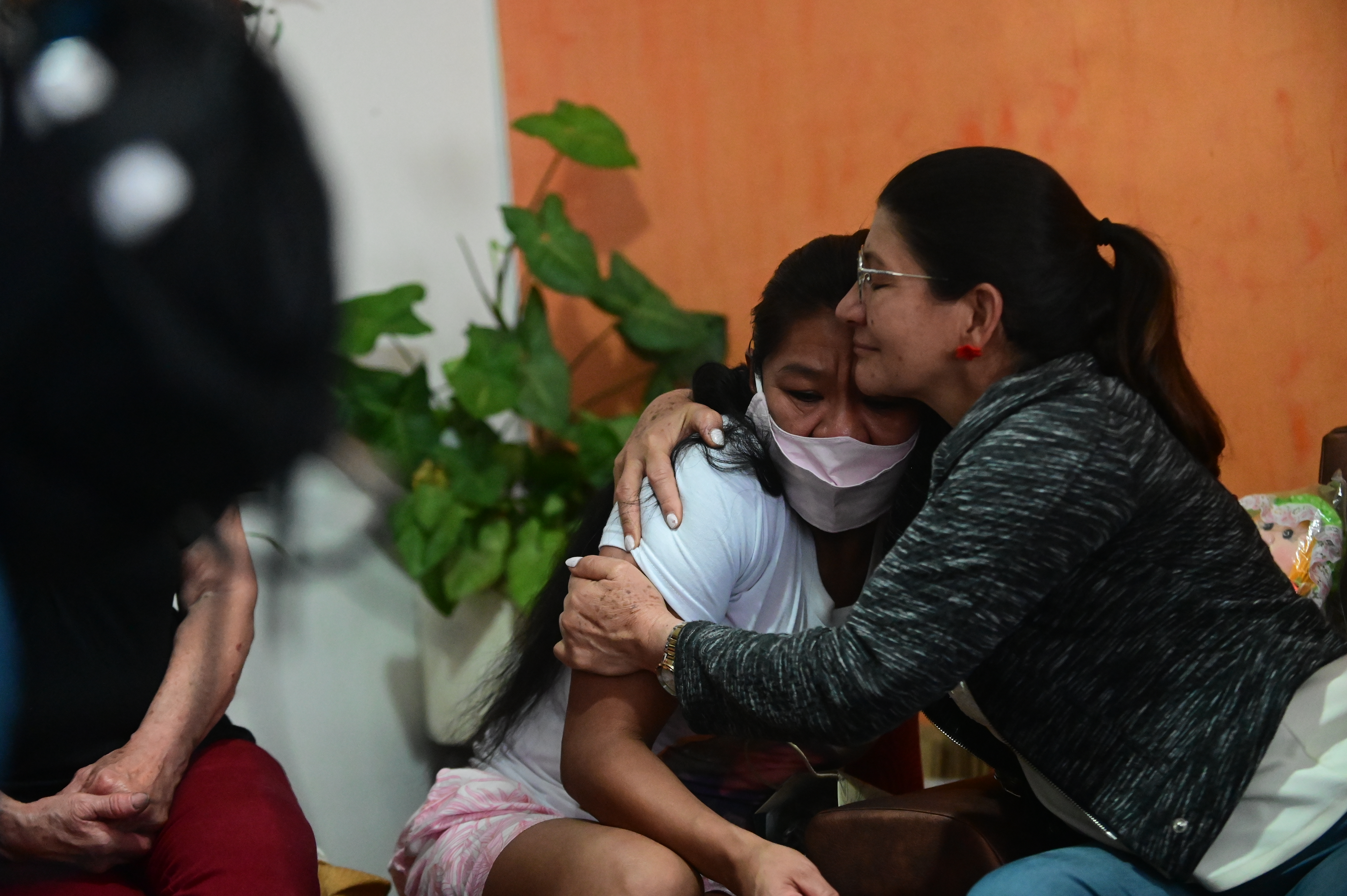 Después de su desmovilización, Sandra Ramírez, quien se enlistó en la guerrilla de las Farc siendo una campesina adolescente, fue capaz de acercarse a las madres de policías y soldados que murieron por el accionar subversivo durante el conflicto armado.