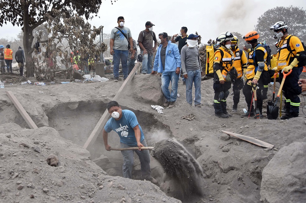 Guatemala sigue removiendo toneladas de tierra para buscar más restos humanos
