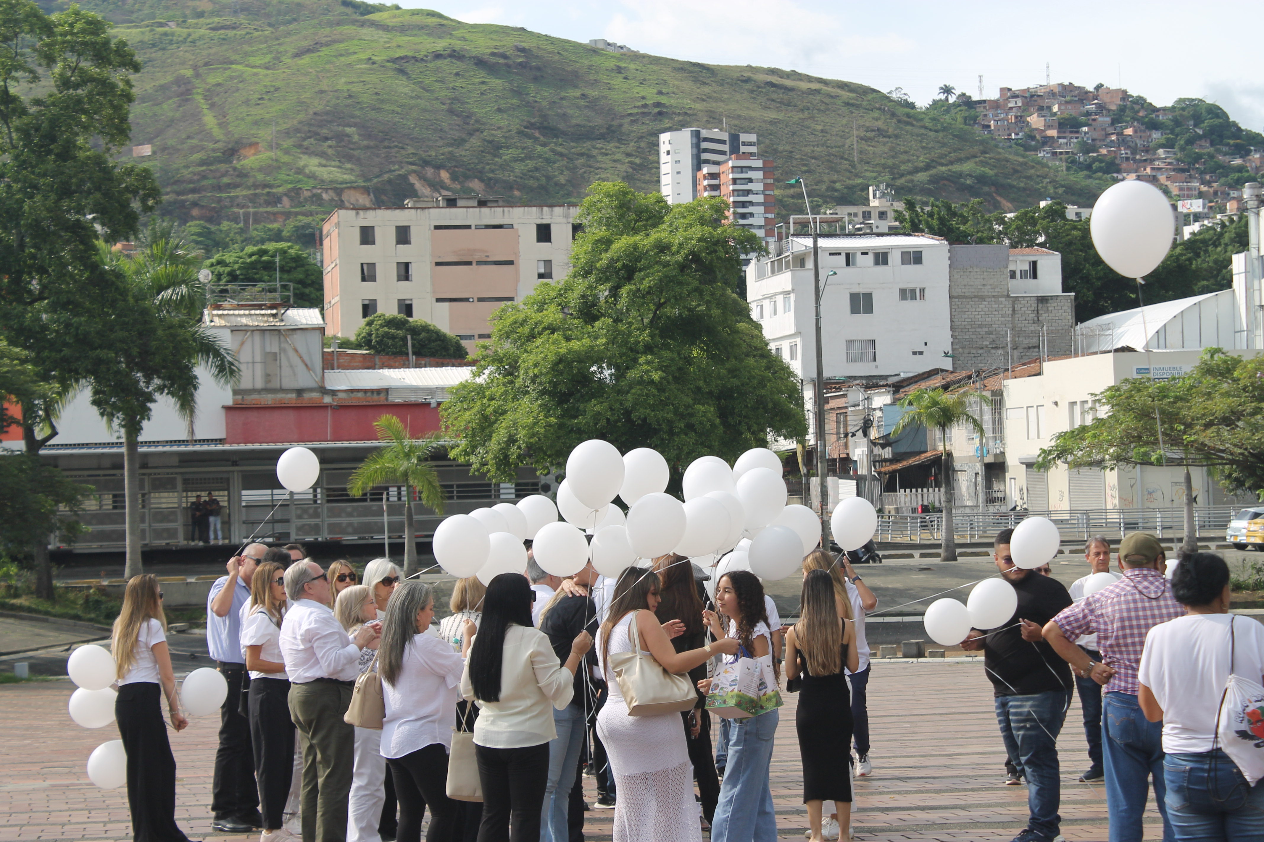 Los asistentes sostuvieron globos blancos durante el homenaje a la joven María José Ardila, de 23 años, quien además dejó un hijo de 10 meses.
