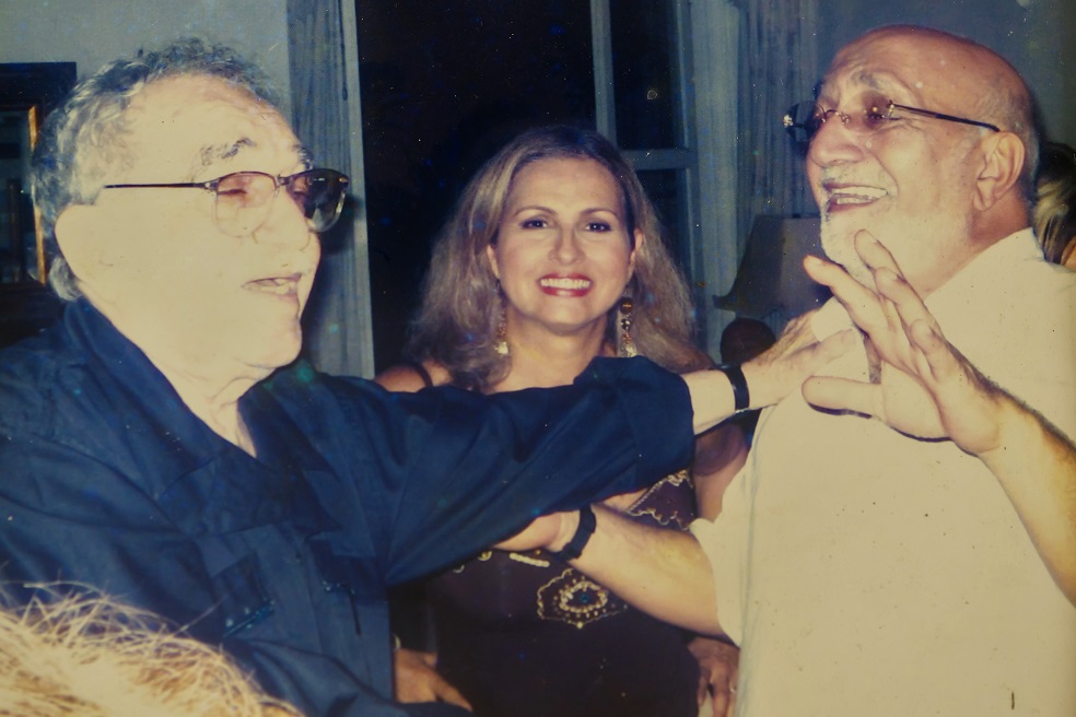 Gabo y Gossaín de paranda. Foto: Manuel Pedraza para los autoresPor sus manos había pasado, diez años atrás, el mismo Gabriel García Márquez, quien hizo época con las crónicas que luego se silenciaron con su partida. “Yo sé quién es usted”, le dijo Juan al que sería su maestro. “¿Qué hace aquí que no se ha ido a trabajar?”, le reclamó. “¿A qué se refiere?”, le contestó. “Pues está empezando el debate de Nacho Vives y Enrique Peñalosa en el Congreso, que es el hecho político del año. Váyase y me hace una crónica”, le terminó ordenando.