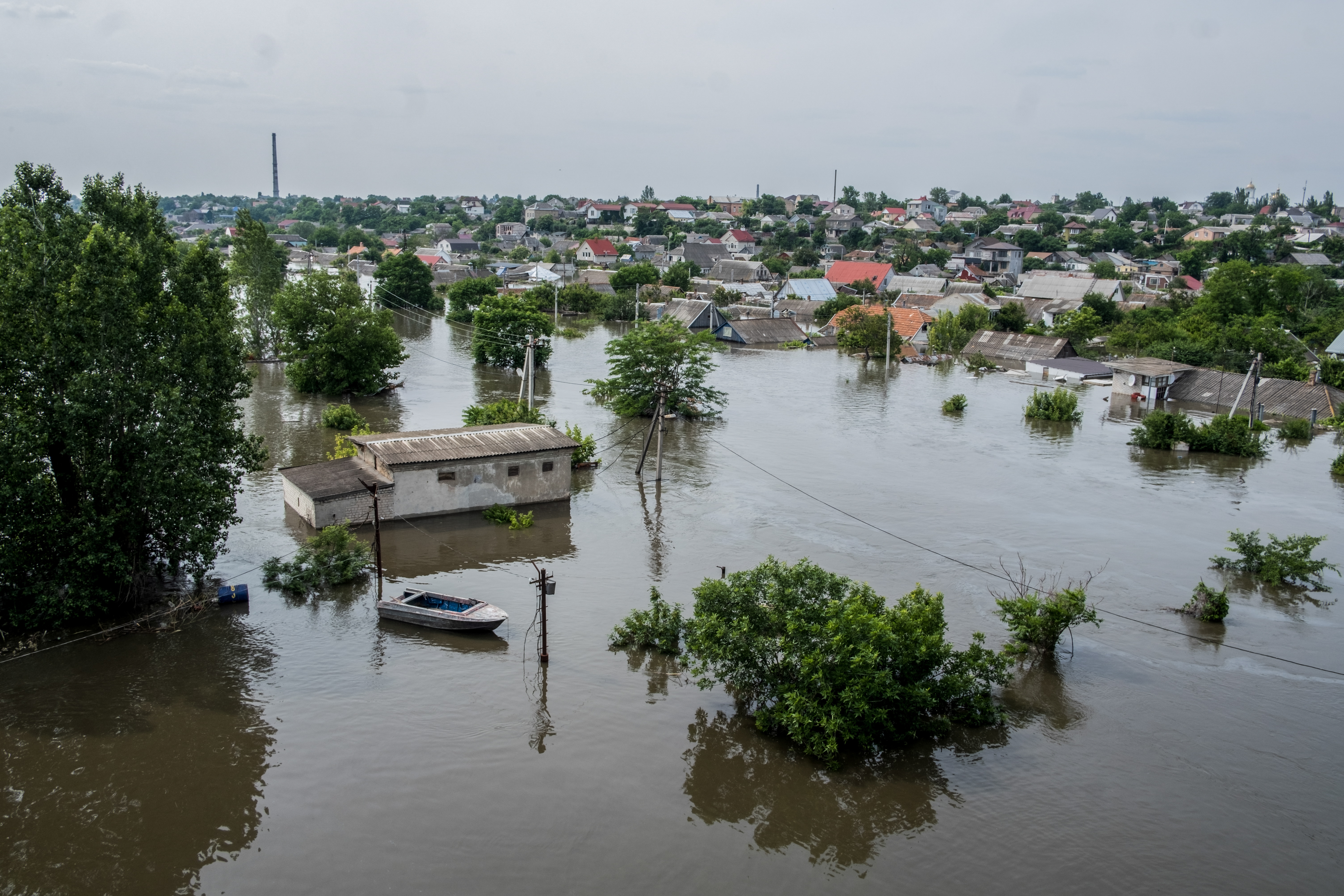Kherson (Ukraine), 07/06/2023.- A general view shows a flooded area of Kherson, Ukraine, 07 June 2023. Ukraine has accused Russian forces of destroying a critical dam and hydroelectric power plant on the Dnipro River in the Kherson region along the front line in southern Ukraine on 06 June. A number of settlements were completely or partially flooded, Kherson region governor Oleksandr Prokudin said on telegram. Russian troops entered Ukraine in February 2022 starting a conflict that has provoked destruction and a humanitarian crisis. (Rusia, Ucrania) EFE/EPA/GEORGE IVANCHENKO