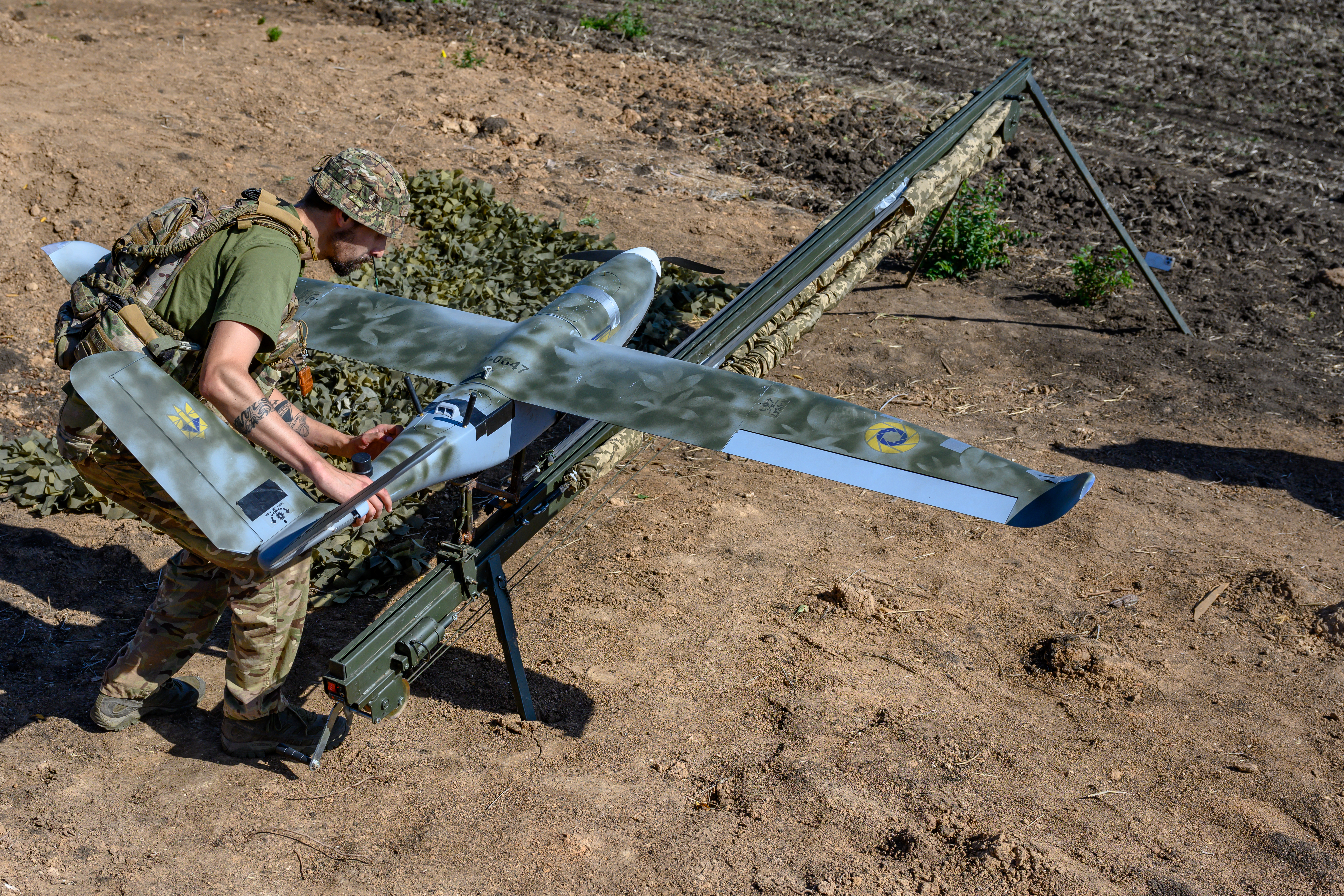 Un militar ucraniano se alista para lanzar un dron de reconocimiento en Donetsk, región ocupada por Rusia.