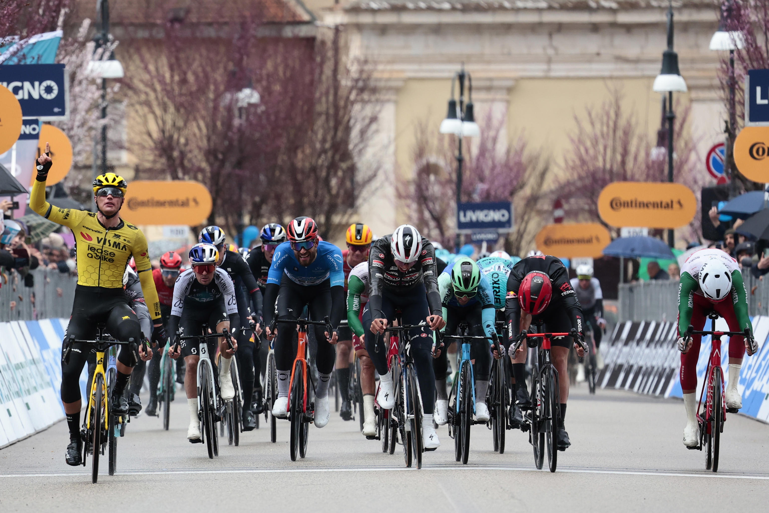Así van los ciclistas colombianos tras la cuarta etapa de la Tirreno-Adriático