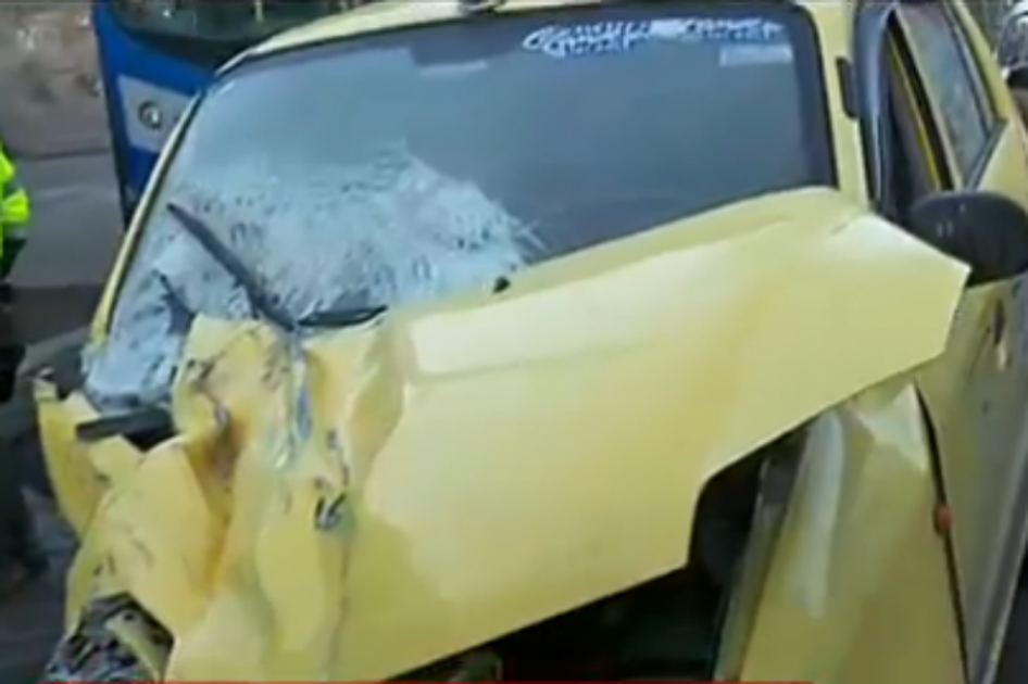 Taxi chocó contra bus del Sitp en el norte de Bogotá