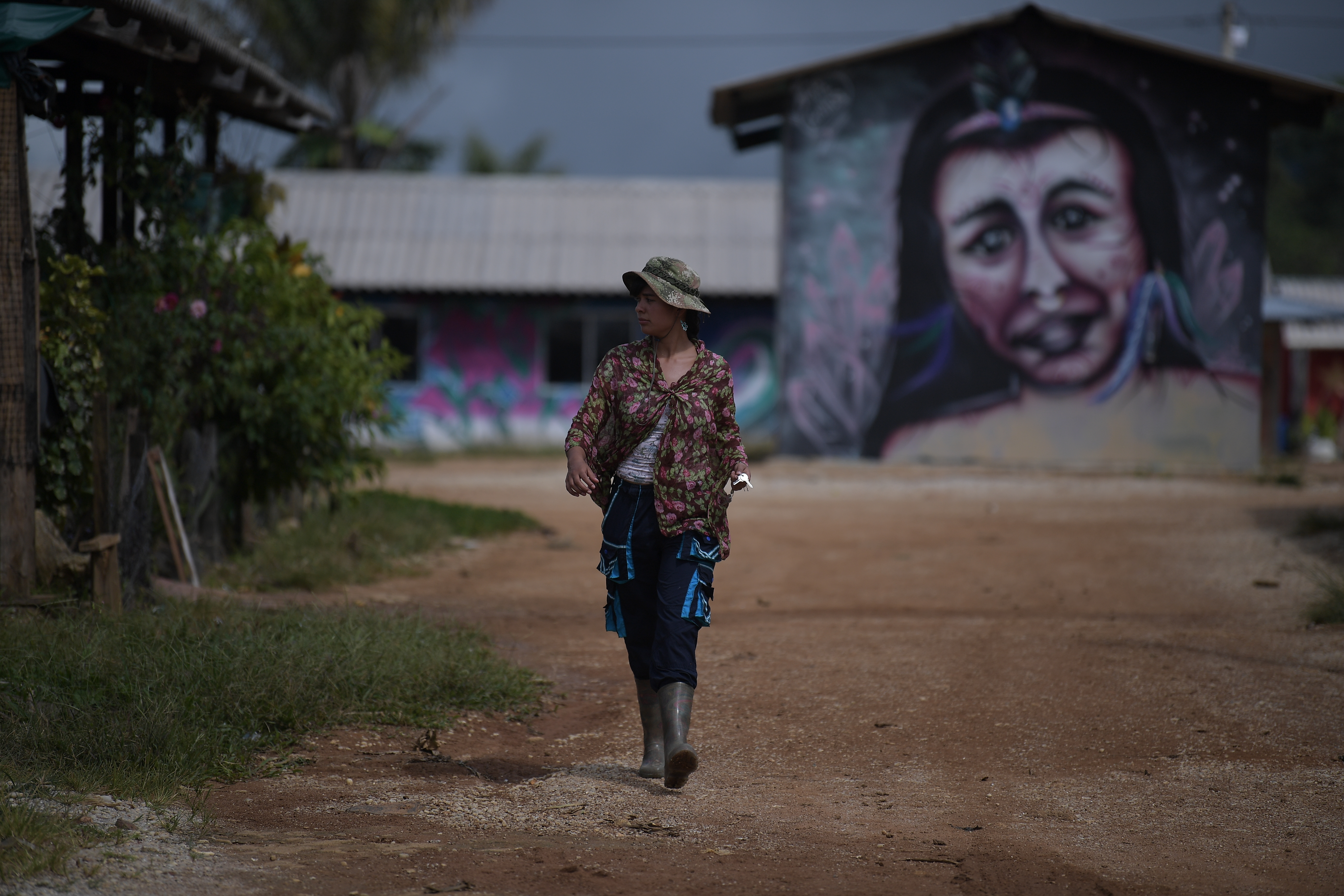 Colombia crea por primera vez una ley para atender a mujeres que pertenecieron a las AUC o a las FARC y dejaron las armas 