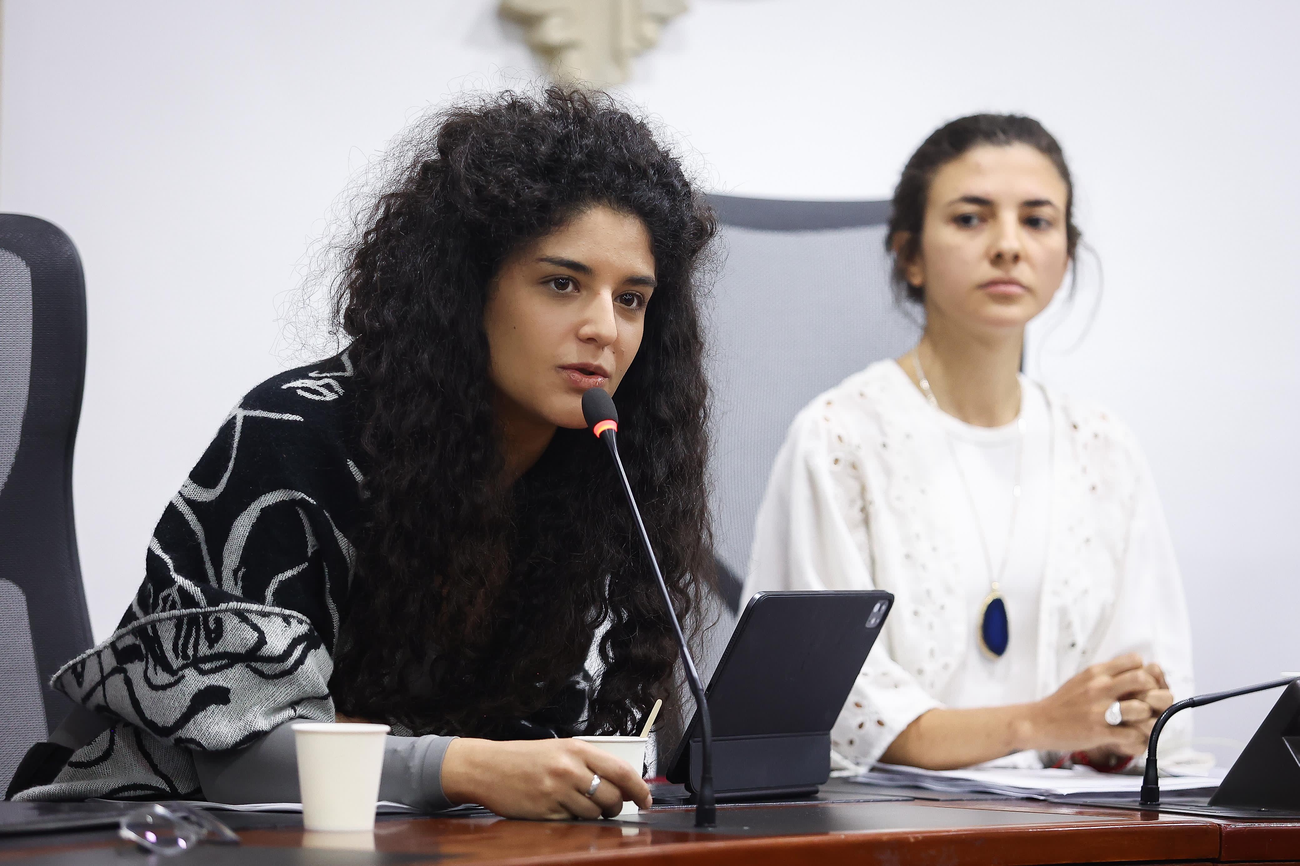 Durante el primer debate: la ministra de las Culturas, las Artes y los Saberes, Yannai Kadamani Fonrodona (I); y la Representante a la Cámara, Susana Gómez Castaño (D).
