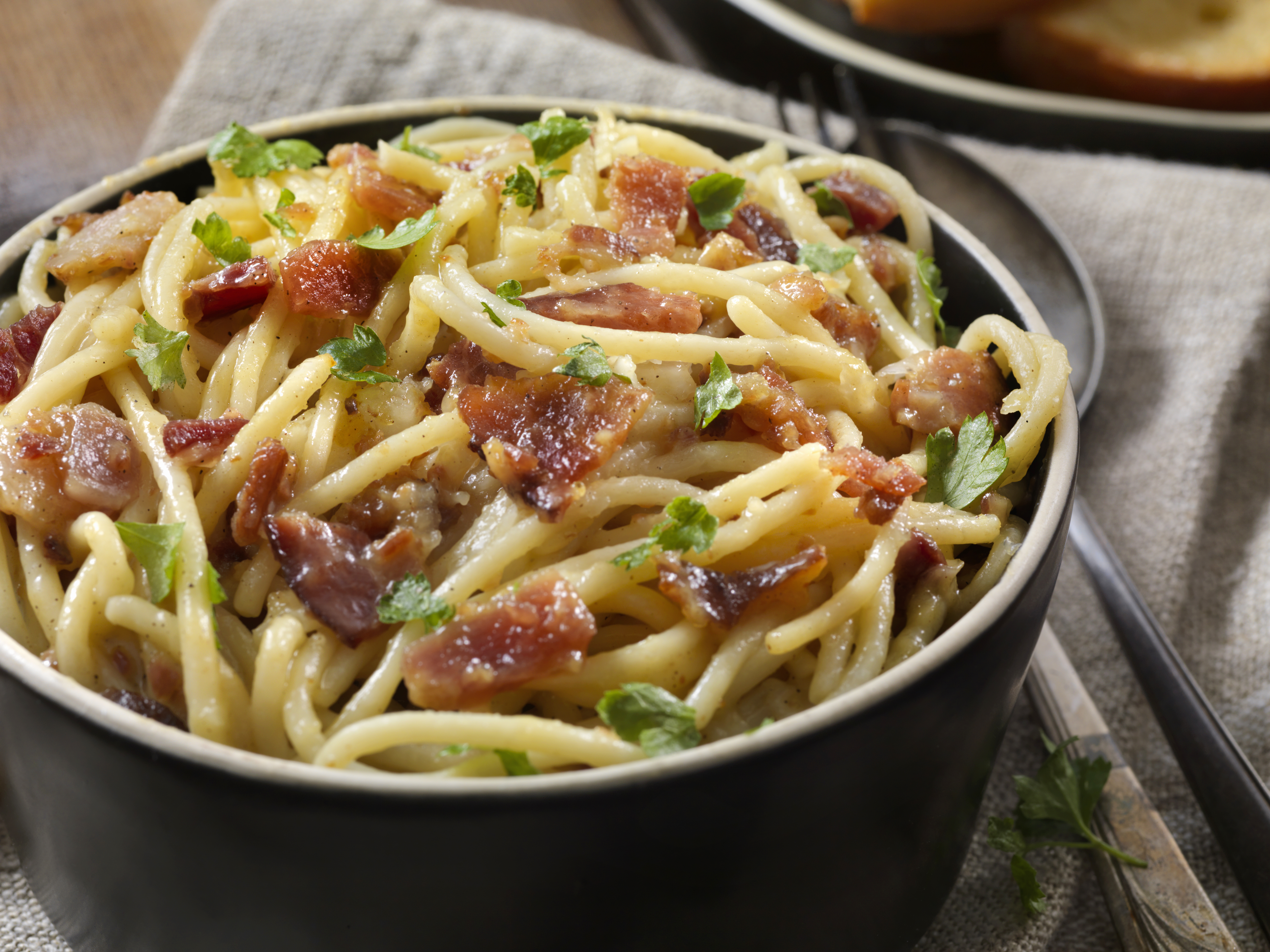 ¿No sabes qué hacer con la pasta que tienes en la nevera? Aquí te damos una receta
