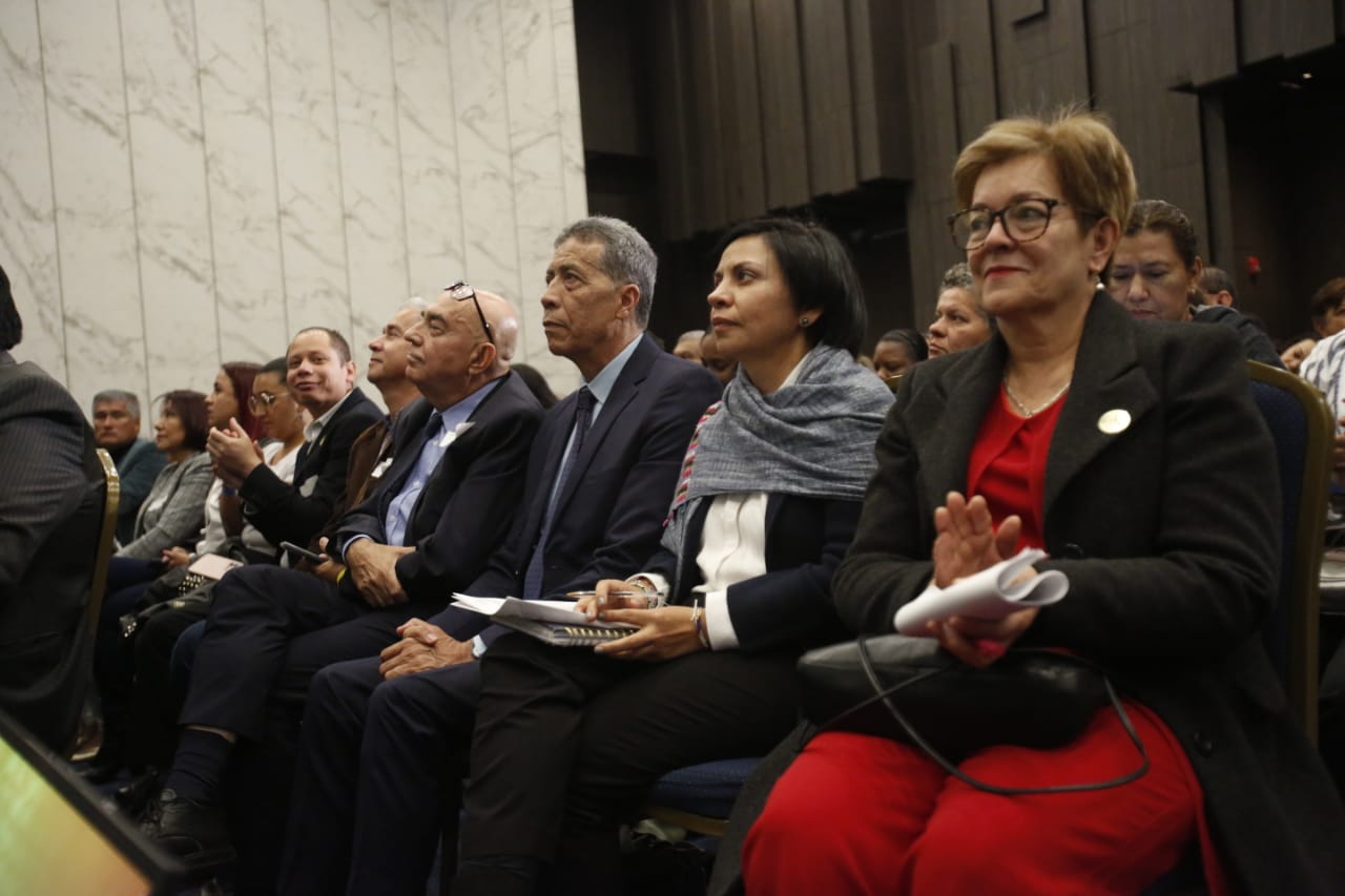 La ministra de Trabajo Gloria Ramírez (derecha), junto a la directora de la Unidad de Victimas, Patricia Tobón.