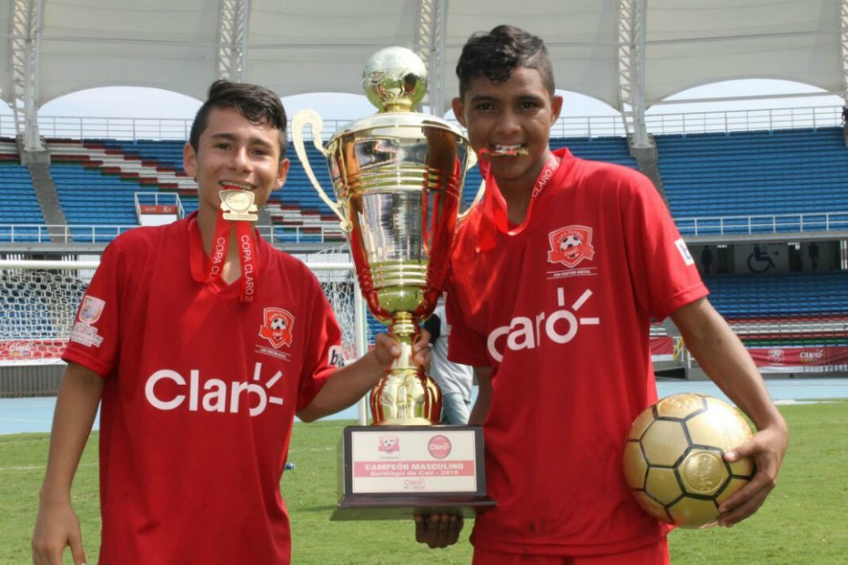 Andrés Felipe Amaya (d), campeón de la Copa Claro 2016 con el equipo de Huila.