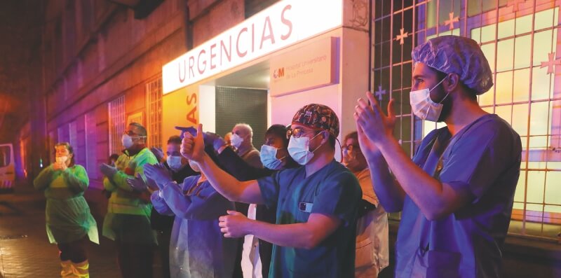 Cuarentena (y el aplauso para los médicos en España)