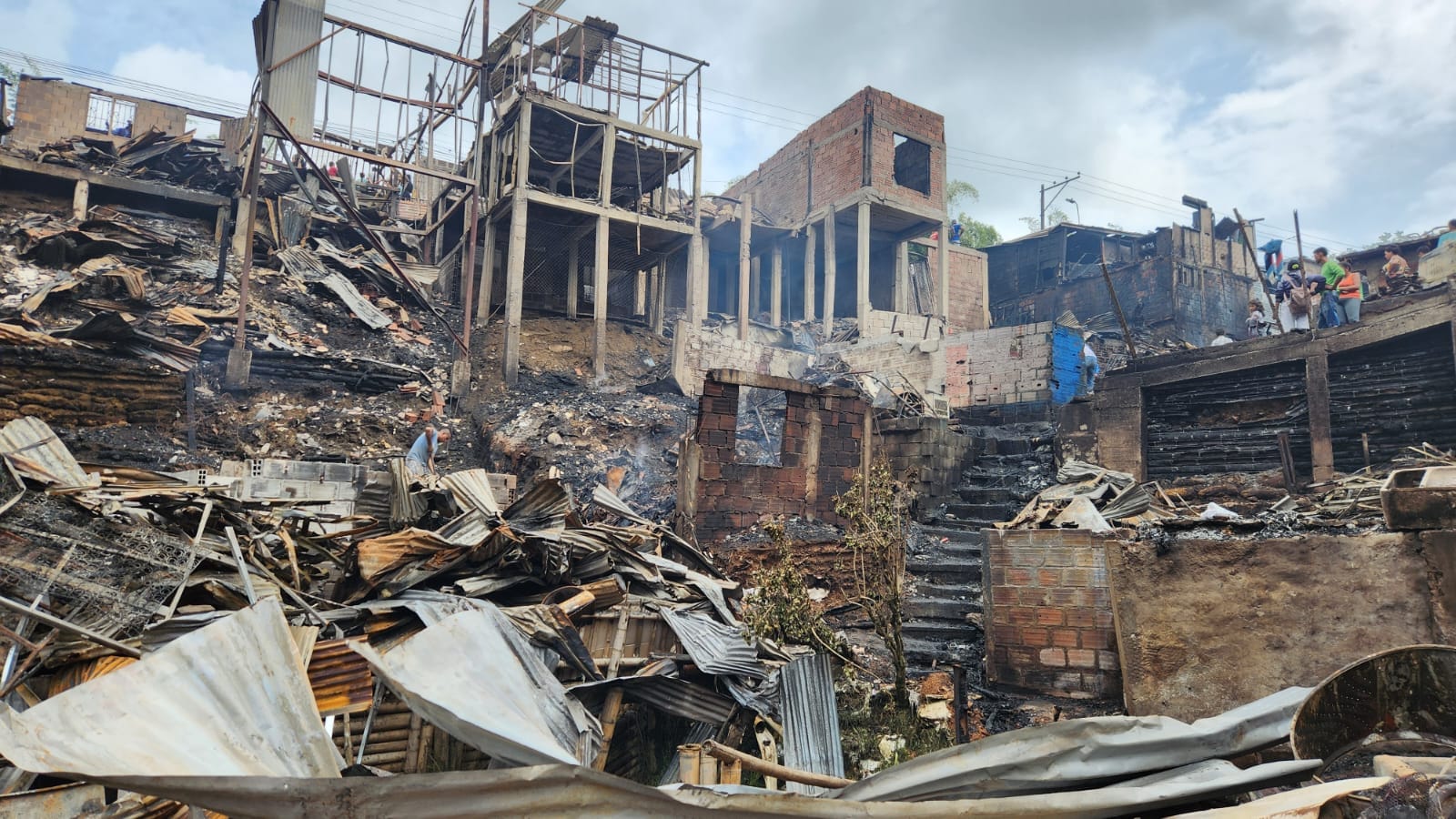 Un nuevo incendio en Pereira dejó damnificadas a 77 familias y afectó a 67 animales