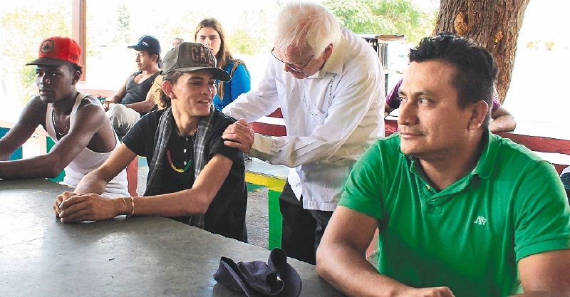 Raúl Vera apoya a las personas LGBT y eso molestó a la Iglesia