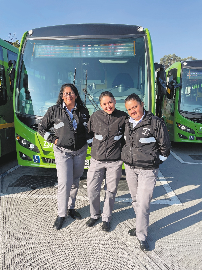 Magnolia Vargas (52 años), Melissa Díaz (32) y Jennifer Quintín (37), conductoras de La Rolita. / Fotografía de Isabella Bernal