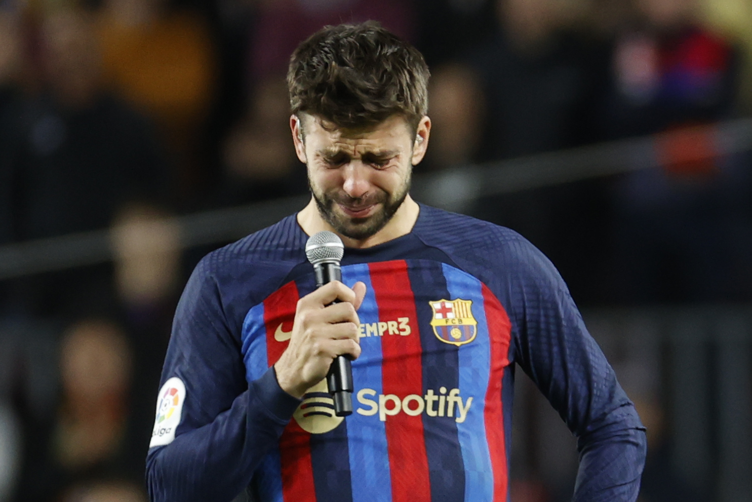 Dramática despedida de Shakira y Piqué. La colombiana tuvo que consolarlo