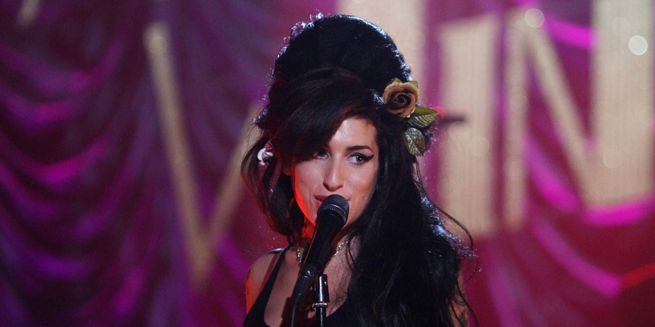 Subastan el vestido que Amy Winehouse lució en su último concierto