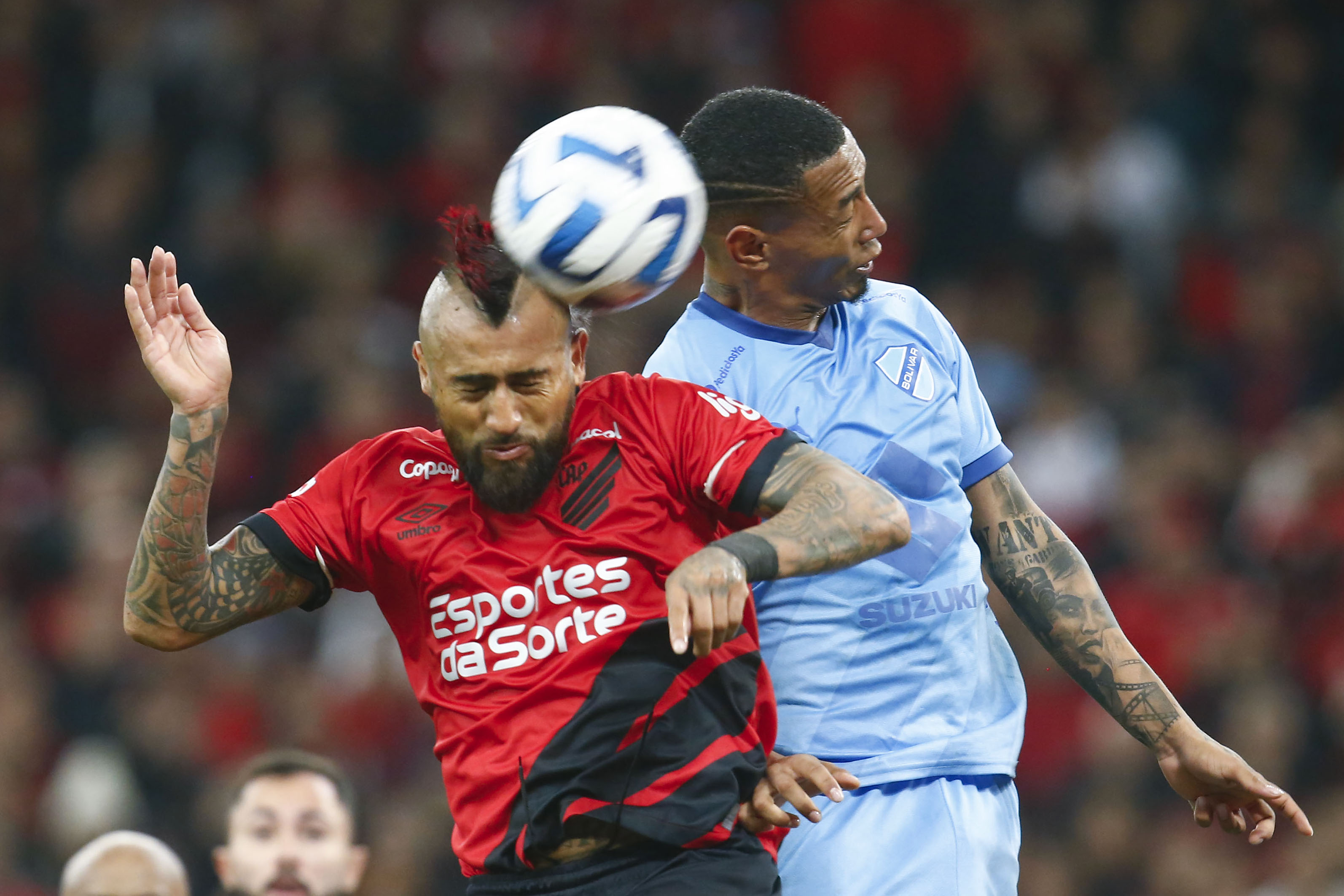 AMDEP7848. CURITIBA (BRASIL), 08/08/2023.- Arturo Vidal (i) de Paranaenese disputa un balón con Jairo Quinteros de Bolívar hoy, en un partido de los octavos de final de la Copa Libertadores entre Athletico Paranaenese y Bolívar en el estadio Arena da Baixada en Curitiba (Brasil). EFE/ Hedeson Alves