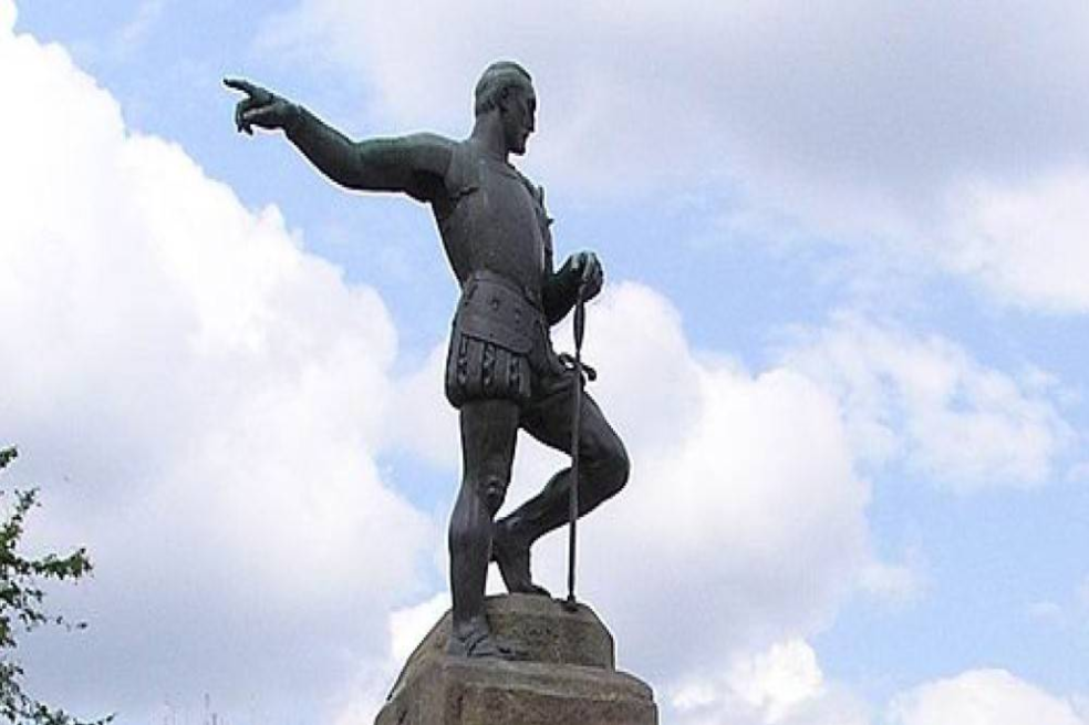 ¿Derribar estatuas coloniales serviría para reinterpretar la historia nacional?