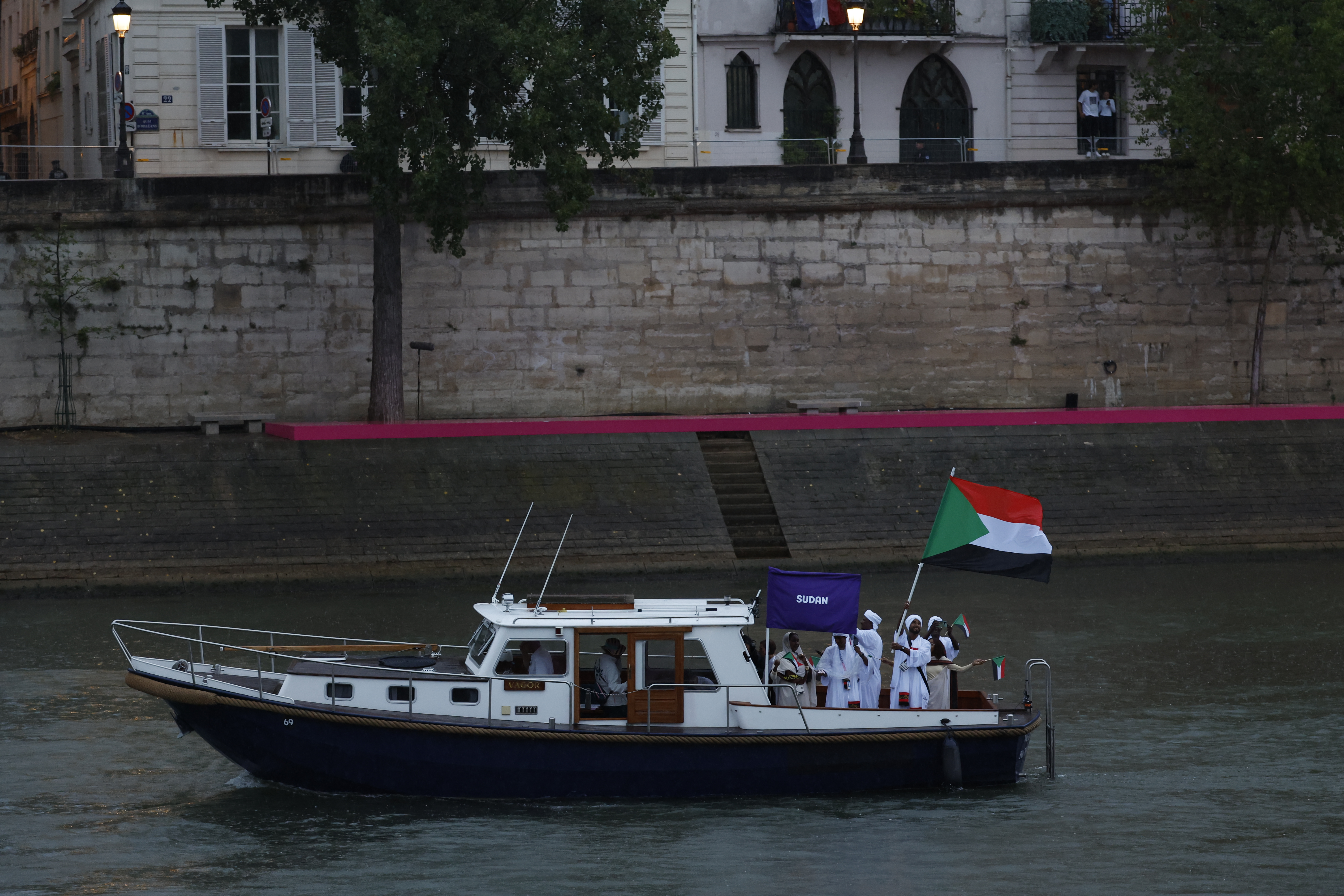 PARÍS (FRANCIA), 26/07/2024.- La delegación de Sudán desfila por el río Sena, durante la ceremonia de inauguración de los Juegos Olímpicos de París 2024, este viernes en la capital francesa. EFE/Julio Muñoz