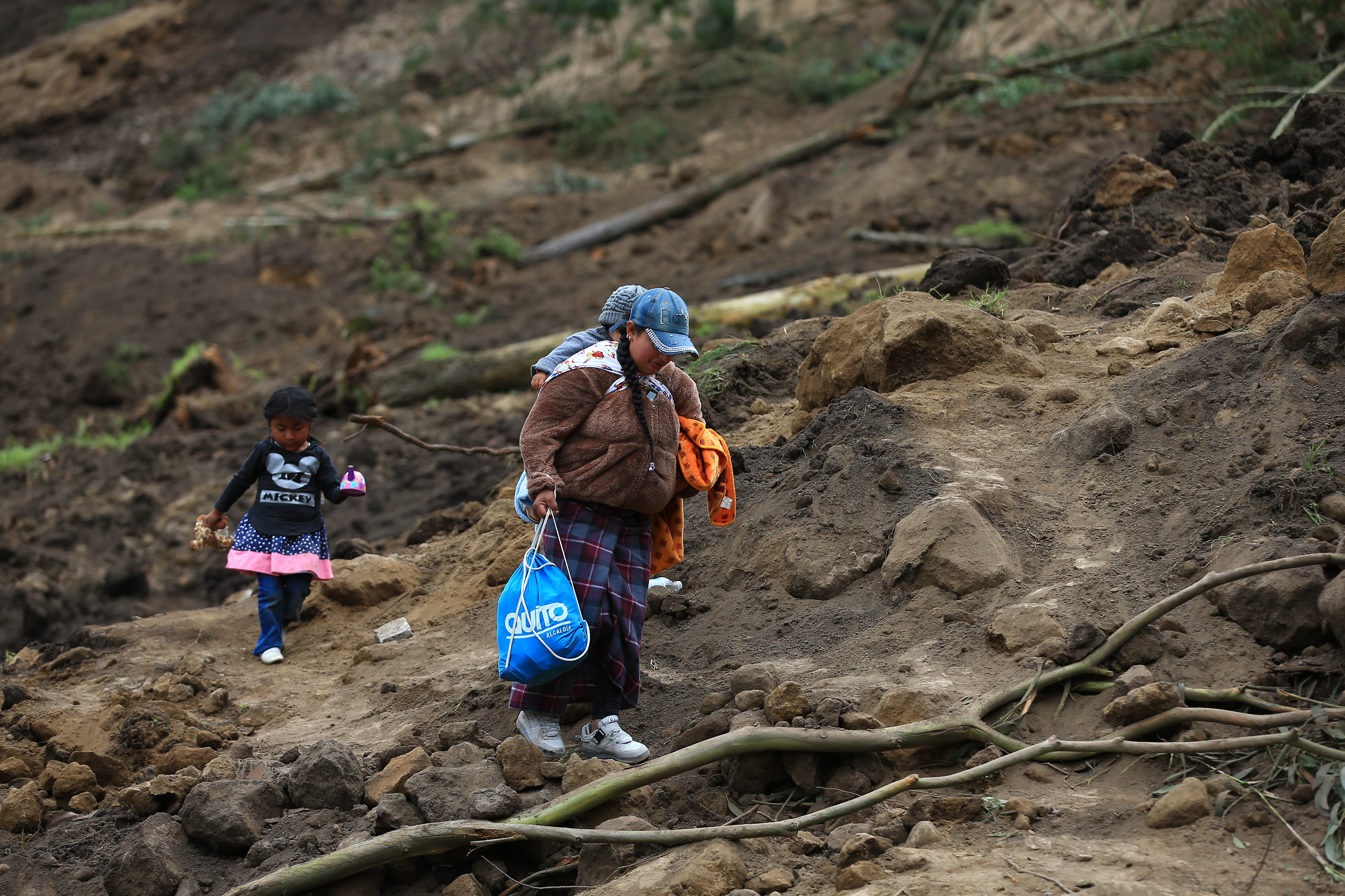 Sube a ocho la cifra de muertos por derrumbe en Ecuador; aún hay 70 desaparecidos
