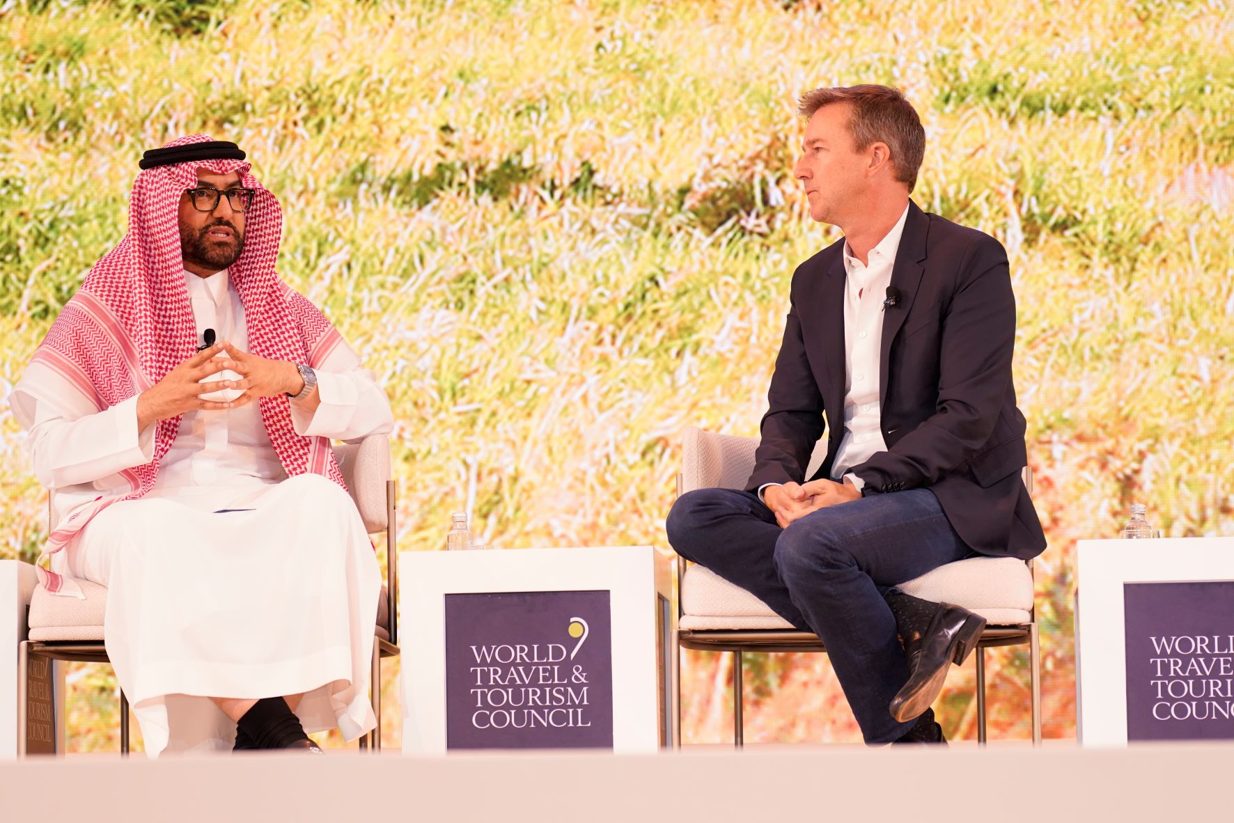 Ministro de Turismo de Arabia Saudita  Ahmed Al-Khateeb y el actor Edward Norton.