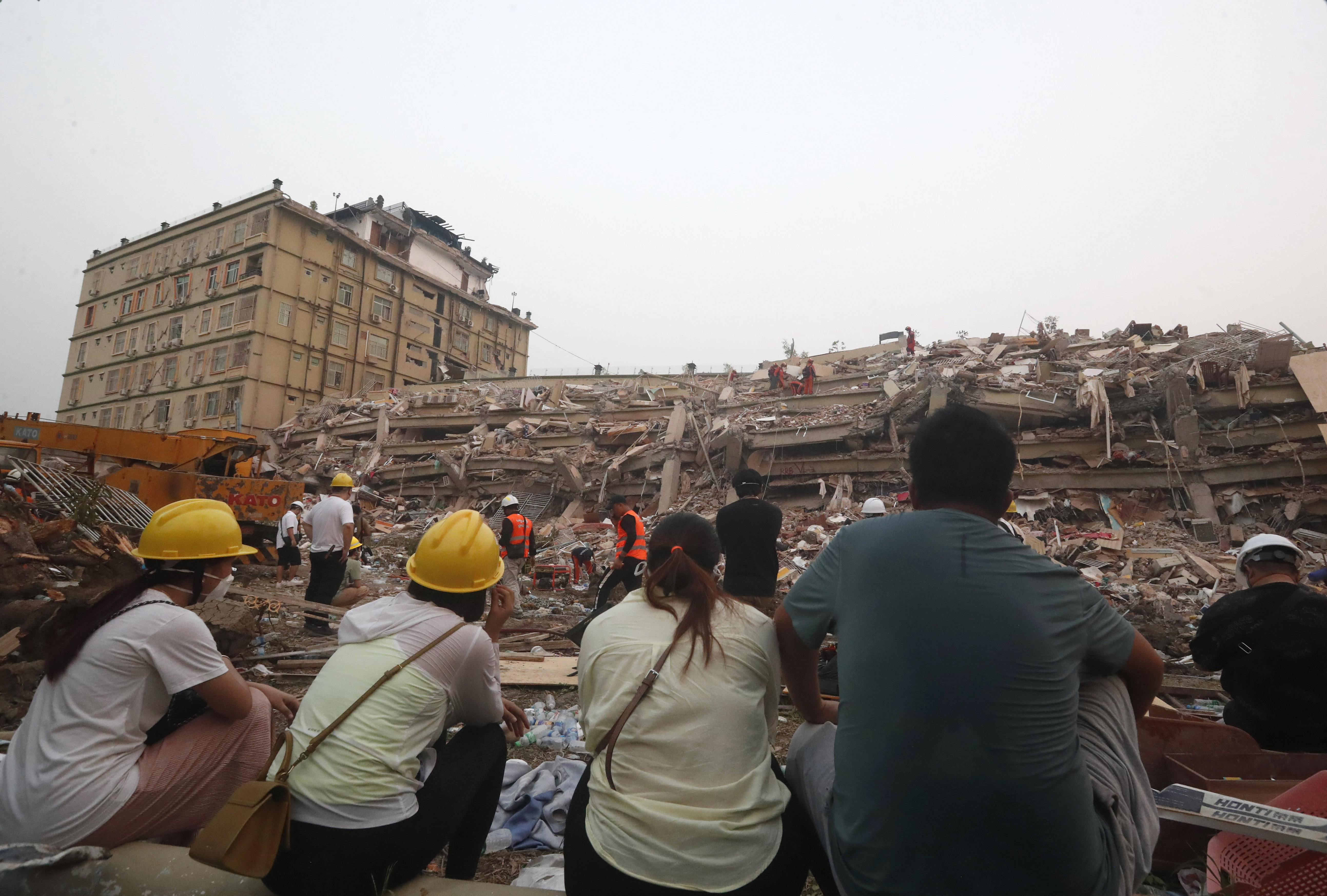 FOTODELDÍA MANDALAY (Myanmar), 31/03/2025. Familiares de las víctimas del terremoto observan las operaciones de rescate cerca de la Sky Villa derrumbada en Mandalay, Myanmar, este lunes. Más de 1.600 personas murieron y miles resultaron heridas tras un terremoto de magnitud 7,7 que azotó el país el 28 de marzo, según el gobierno de Myanmar. EFE/ Nyein Chan Naing