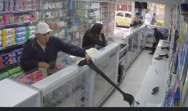 Usó brazo mecánico para robarse un celular en Bogotá (Video)