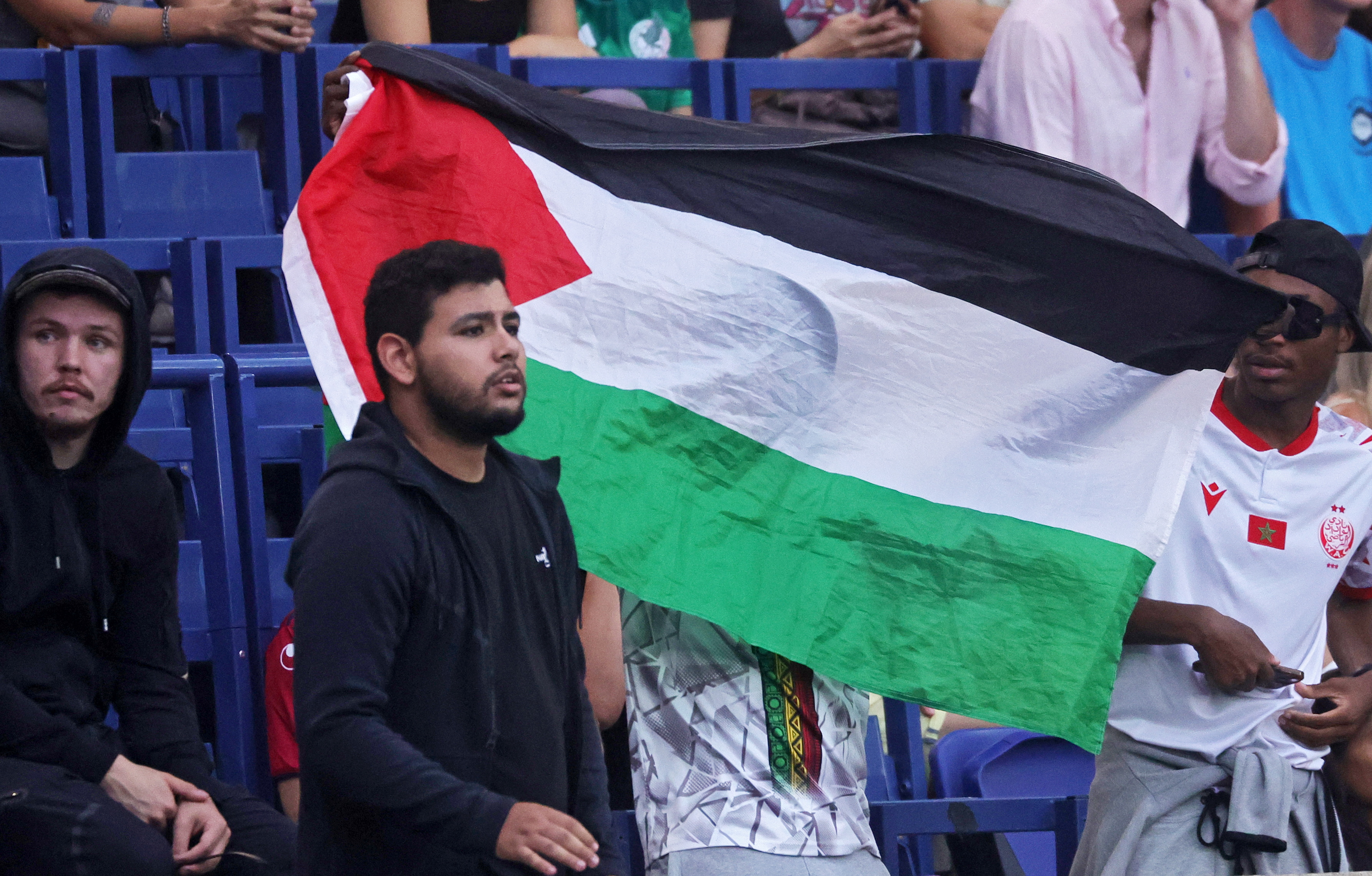 Paris (France), 24/07/2024.- A Mali supporter holds up a Palestinian flag prior the Men Group D match Mali vs Israel of the Soccer competitions in the Paris 2024 Olympic Games, at the Parc de Princes stadium in Paris, France, 24 July 2024. (Francia) EFE/EPA/TERESA SUAREZ