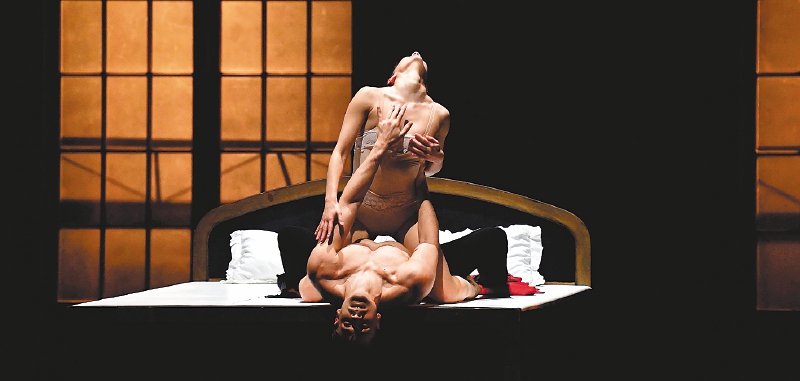Anna Karenina y el conde Alekséi Kirílovich en una de las escenas de la obra.