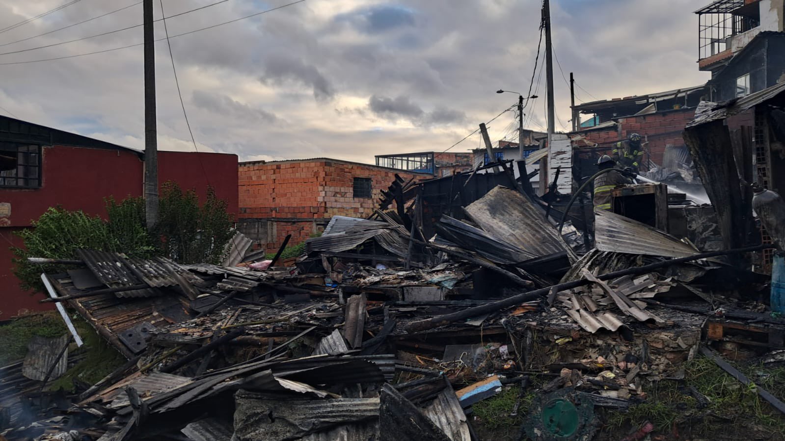 Bomberos controlan incendio en viviendas del barrio Los Laches