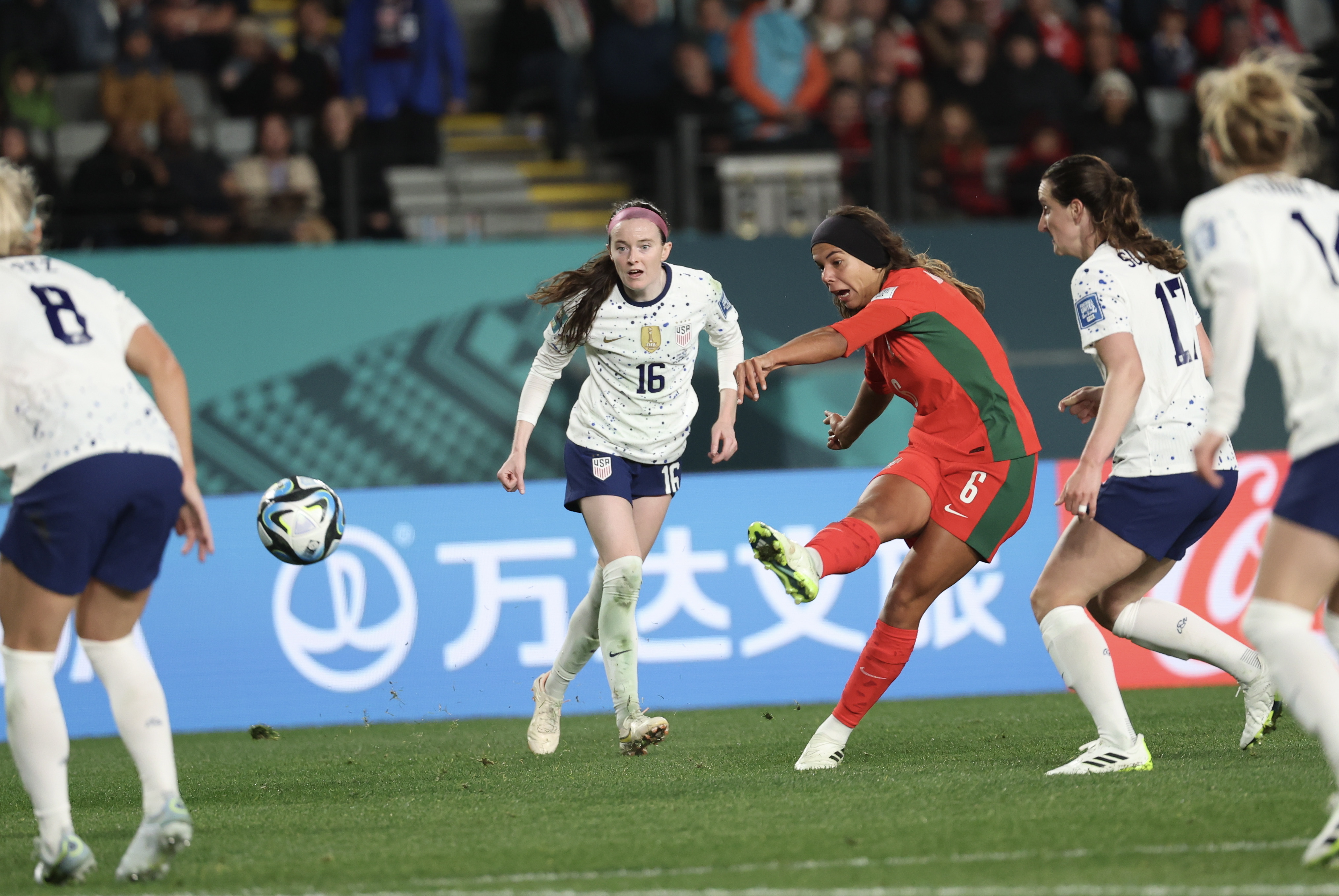 Aukland (New Zealand), 01/08/2023.- Andreia Jacinto of Portugal (C) takes a shot on goal during the FIFA Women's World Cup group E soccer match between Portugal and USA, in Auckland, New Zealand, 01 August 2023. (Mundial de Fútbol, Nueva Zelanda) EFE/EPA/HOW HWEE YOUNG