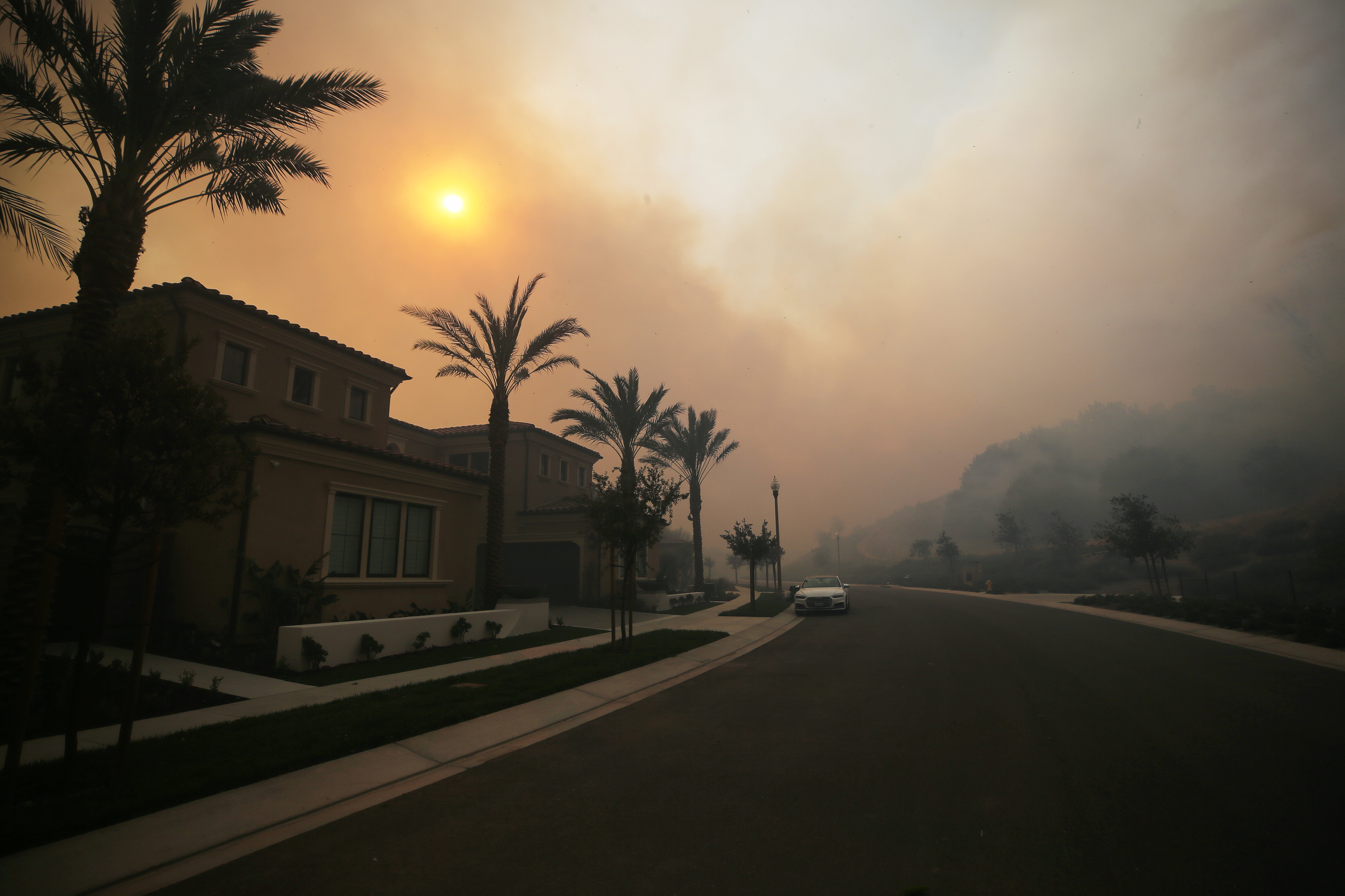Incendios forestales cerca de Los Ángeles obligan a evacuar a 90.000 personas