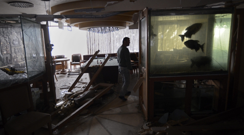 Un hombre observa los daños en el interior de un hotel tras el atentado que se produjo ayer en el centro de Estambul (Turquía).  / EFE