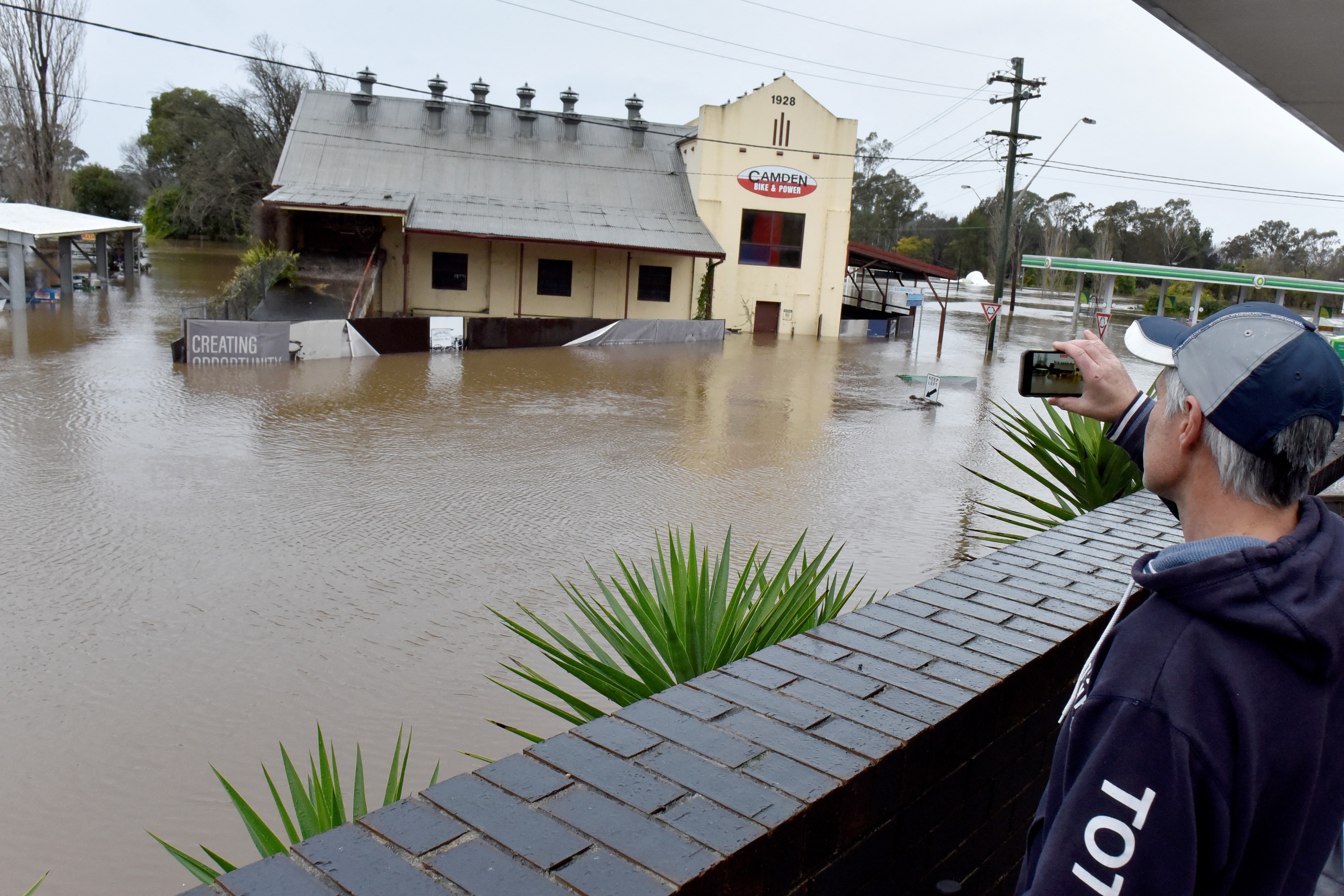 Miles de personas evacuaron o se preparan para hacerlo en zonas de Sídney ante la crecida de ríos por las torrenciales lluvias que continuaban este martes, indicaron las autoridades australianas.