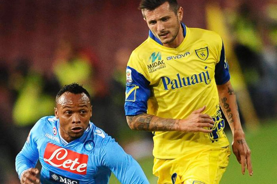 Nápoles gana y sigue escoltando a Juventus