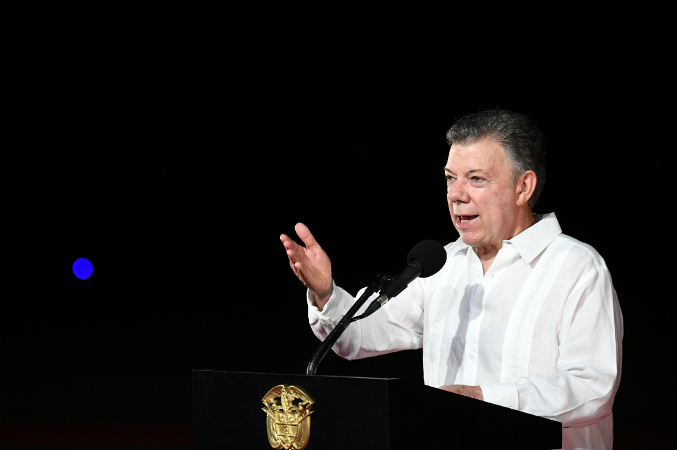 Es una torpeza dejar a terceros por fuera de la JEP: Santos