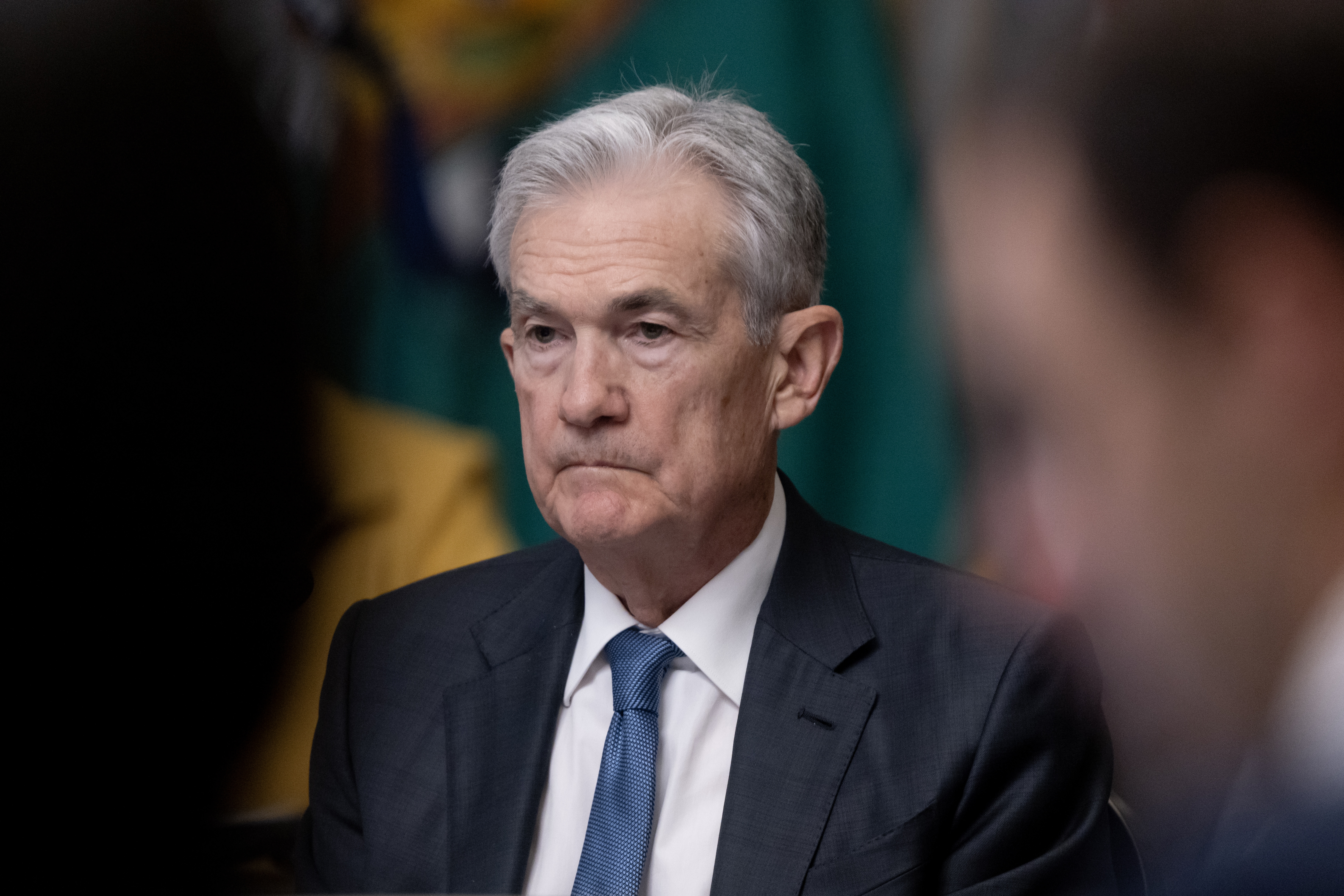 La Fed debe tener cuidado y no dudará en subir intereses si es necesario: Powell