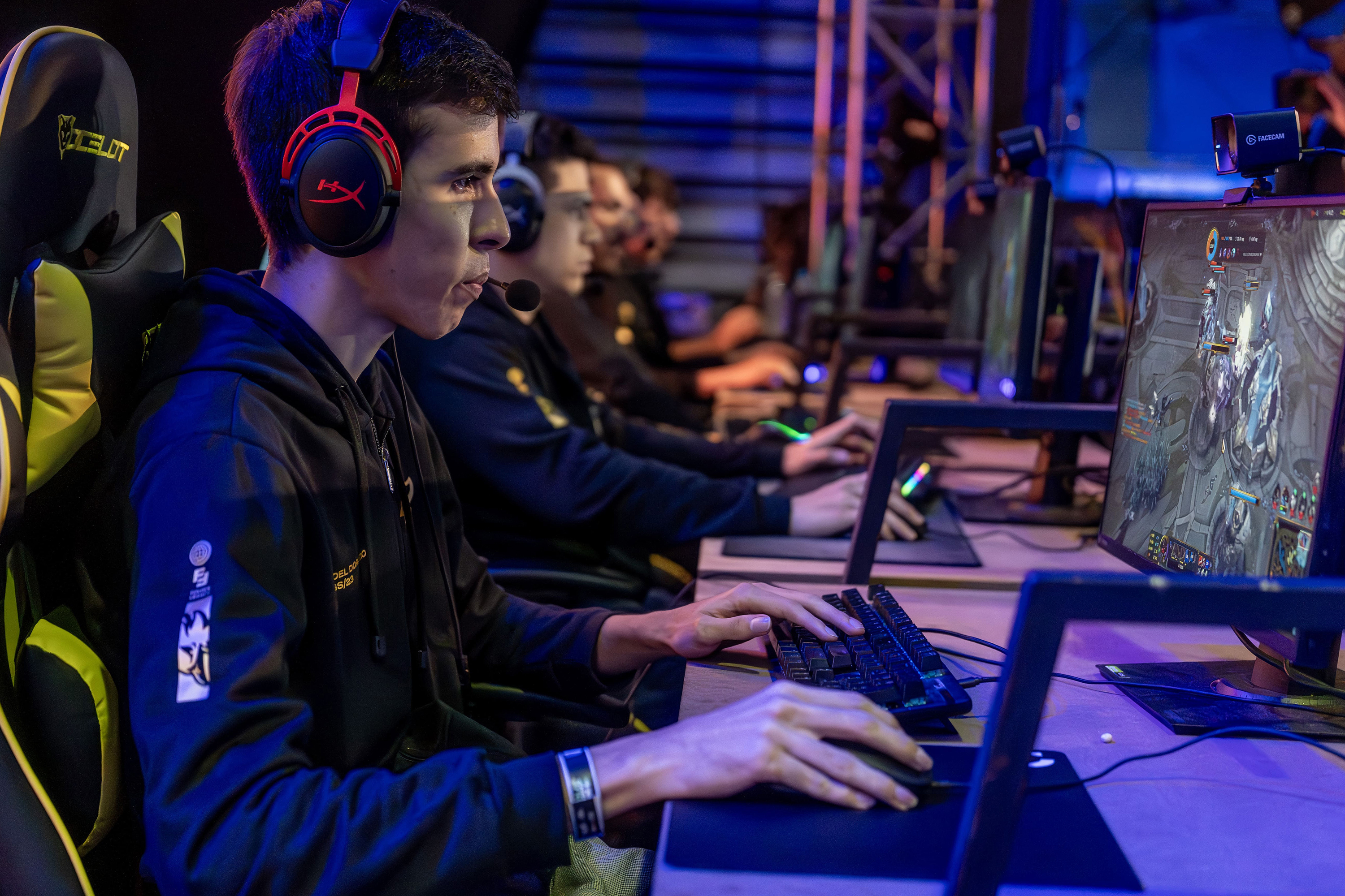 MEX2967. CIUDAD DE MÉXICO (MÉXICO), 20/10/2024.- Fotografía sin fechar cortesía de la Liga de Videojuegos Profesional, donde se observa a participantes de eSports en un torneo en México (México). El final de la Liga Latinoamérica de League of Legends (LLA) pone en duda la buena salud de los esports en la región, en un momento en el que el Comité Olímpico Internacional prepara los primeros Juegos Olímpicos de los Deportes Electrónicos, que se celebrarán en 2025. EFE/ Liga de Videojuegos Profesional/SOLO USO EDITORIAL/SOLO DISPONIBLE PARA ILUSTRAR LA NOTICIA QUE ACOMPAÑA (CRÉDITO OBLIGATORIO)