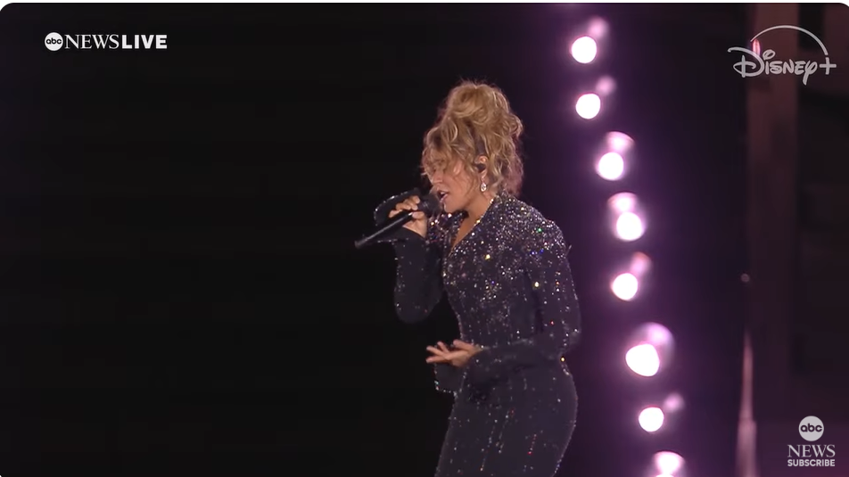 Karol G cantando 'Mientras me curo del cora'.